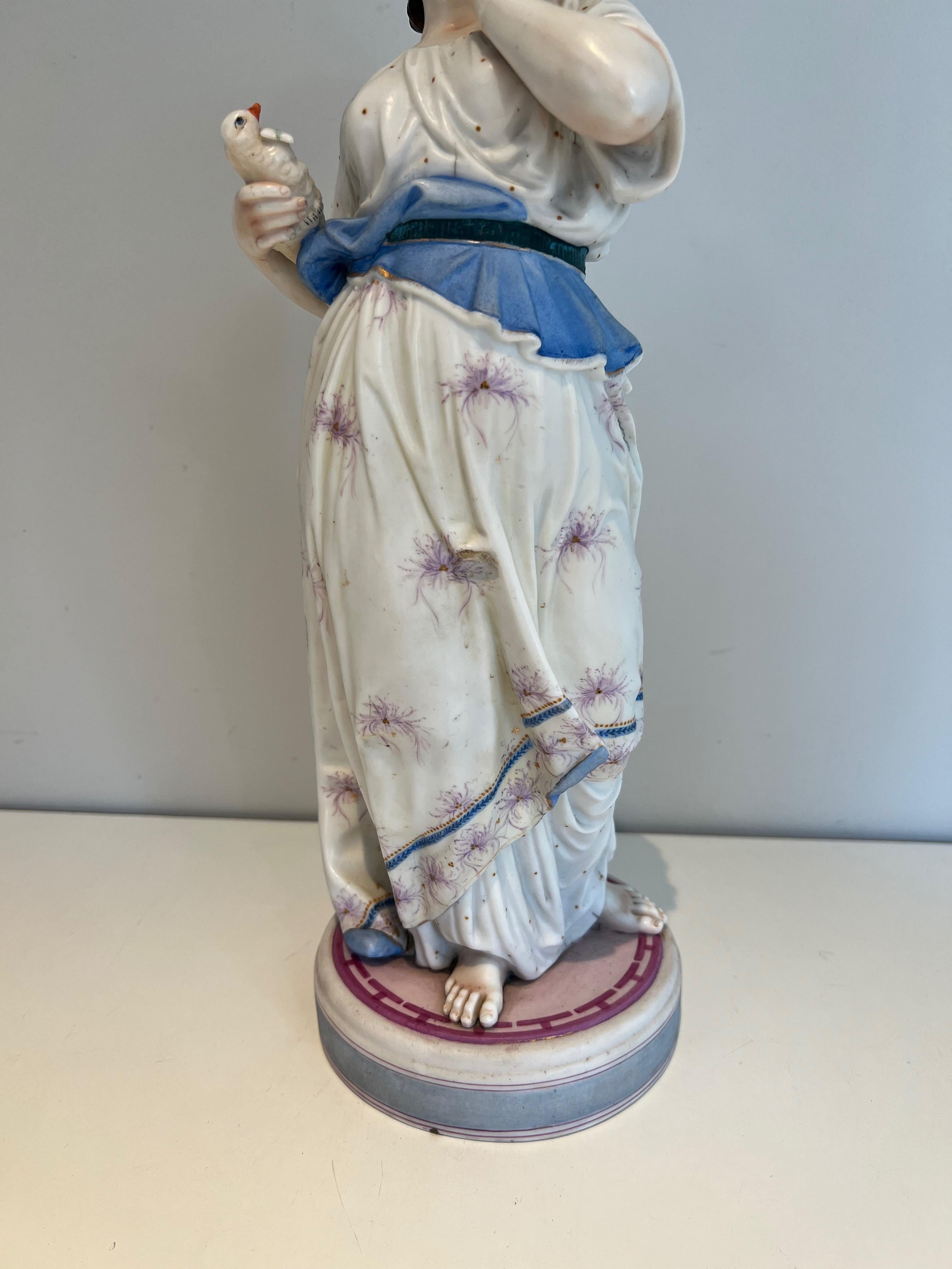 Fin du XIXe siècle Paire d'importantes figurines en porcelaine représentant deux femmes avec des oiseaux en vente