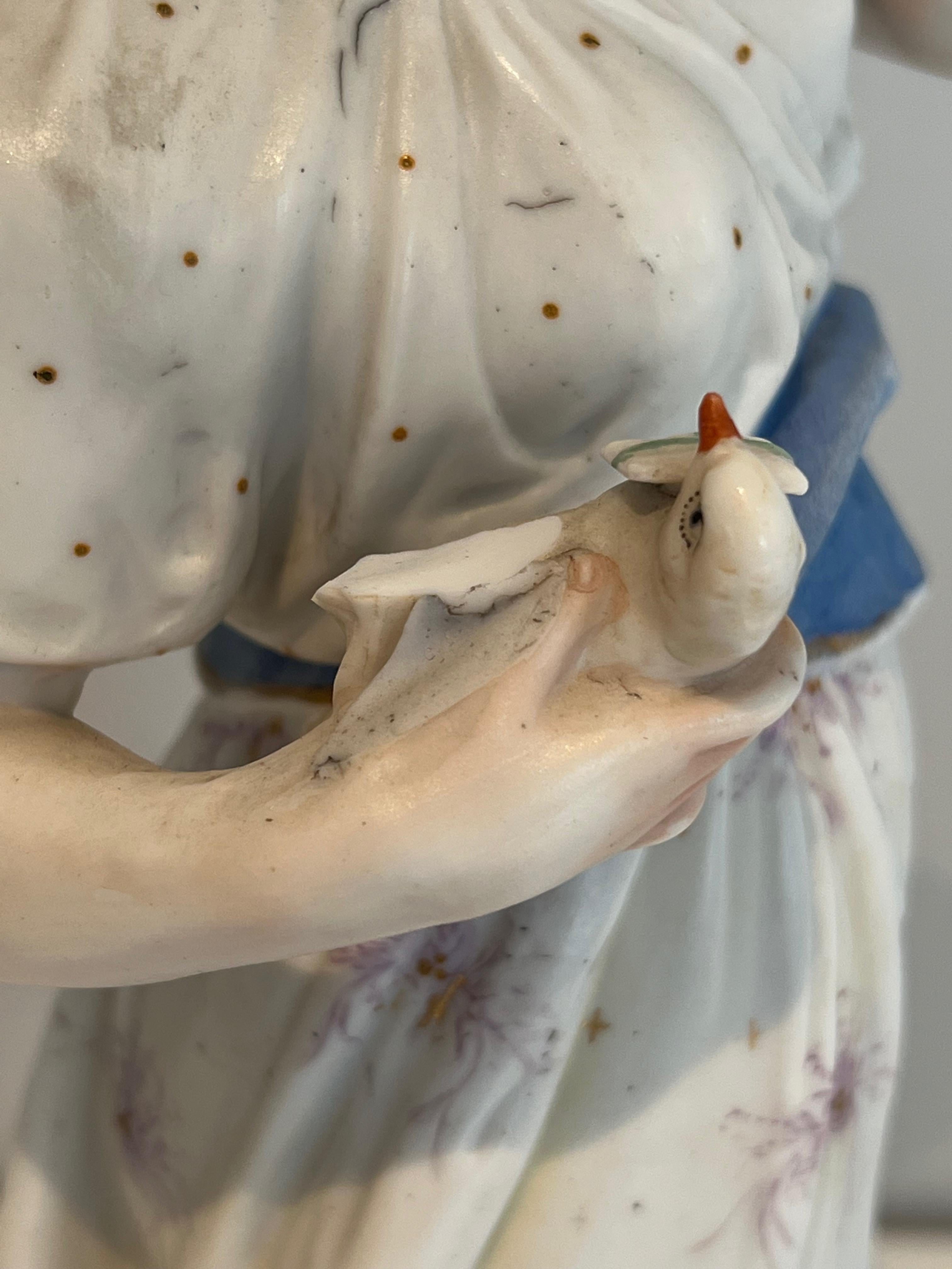 Porcelaine Paire d'importantes figurines en porcelaine représentant deux femmes avec des oiseaux en vente