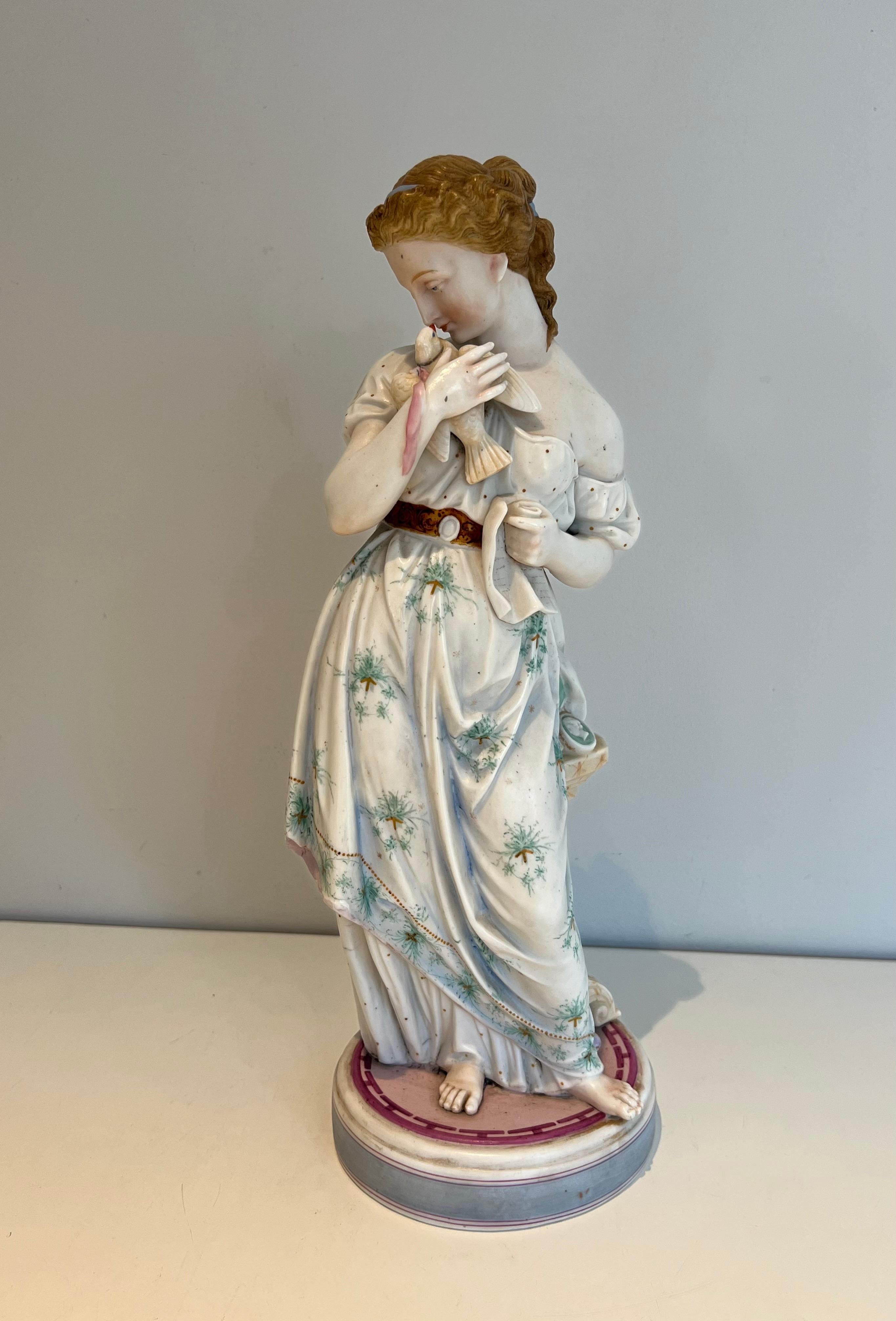 Paire d'importantes figurines en porcelaine représentant deux femmes avec des oiseaux en vente 1