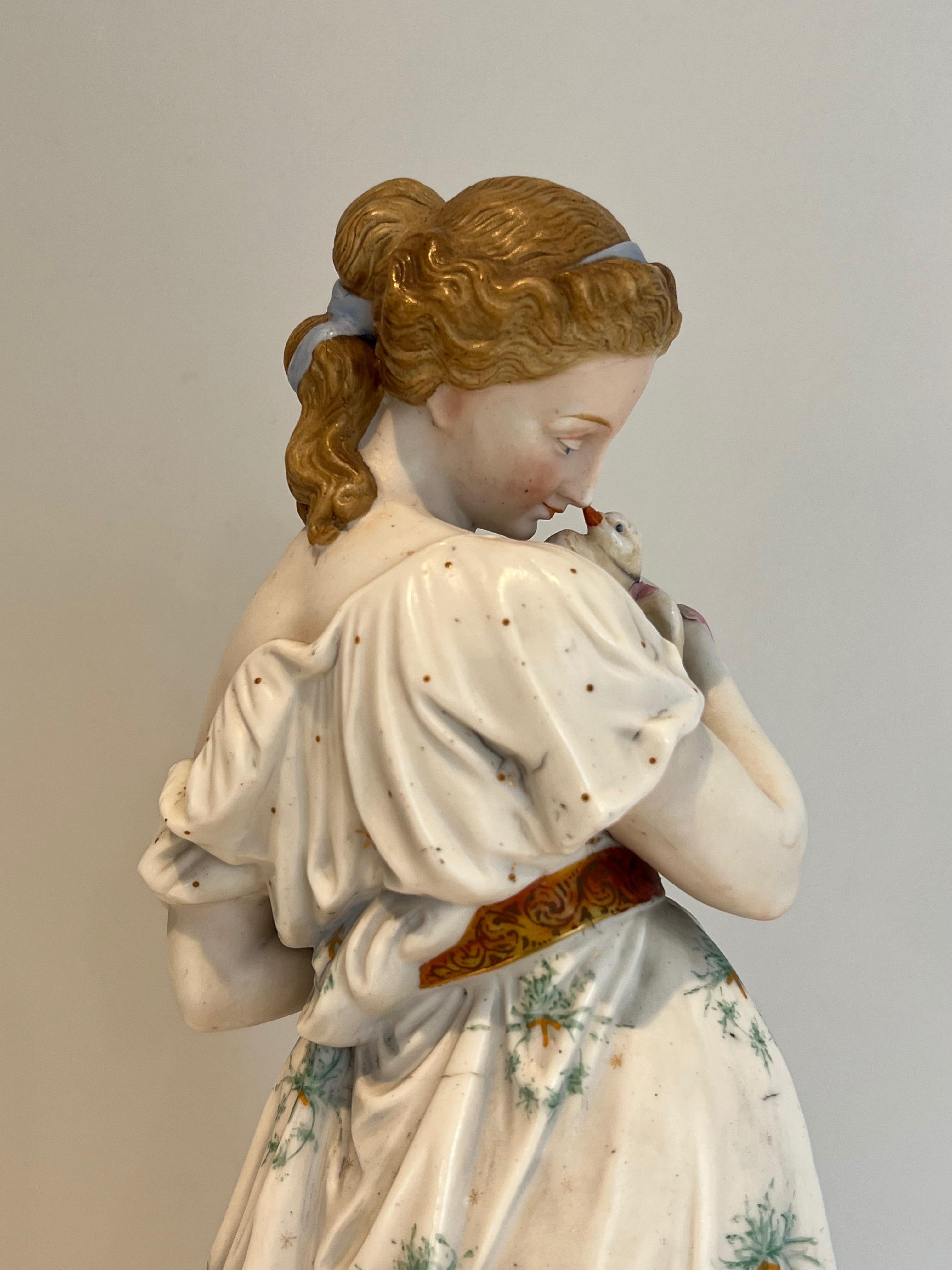 Paire d'importantes figurines en porcelaine représentant deux femmes avec des oiseaux en vente 2