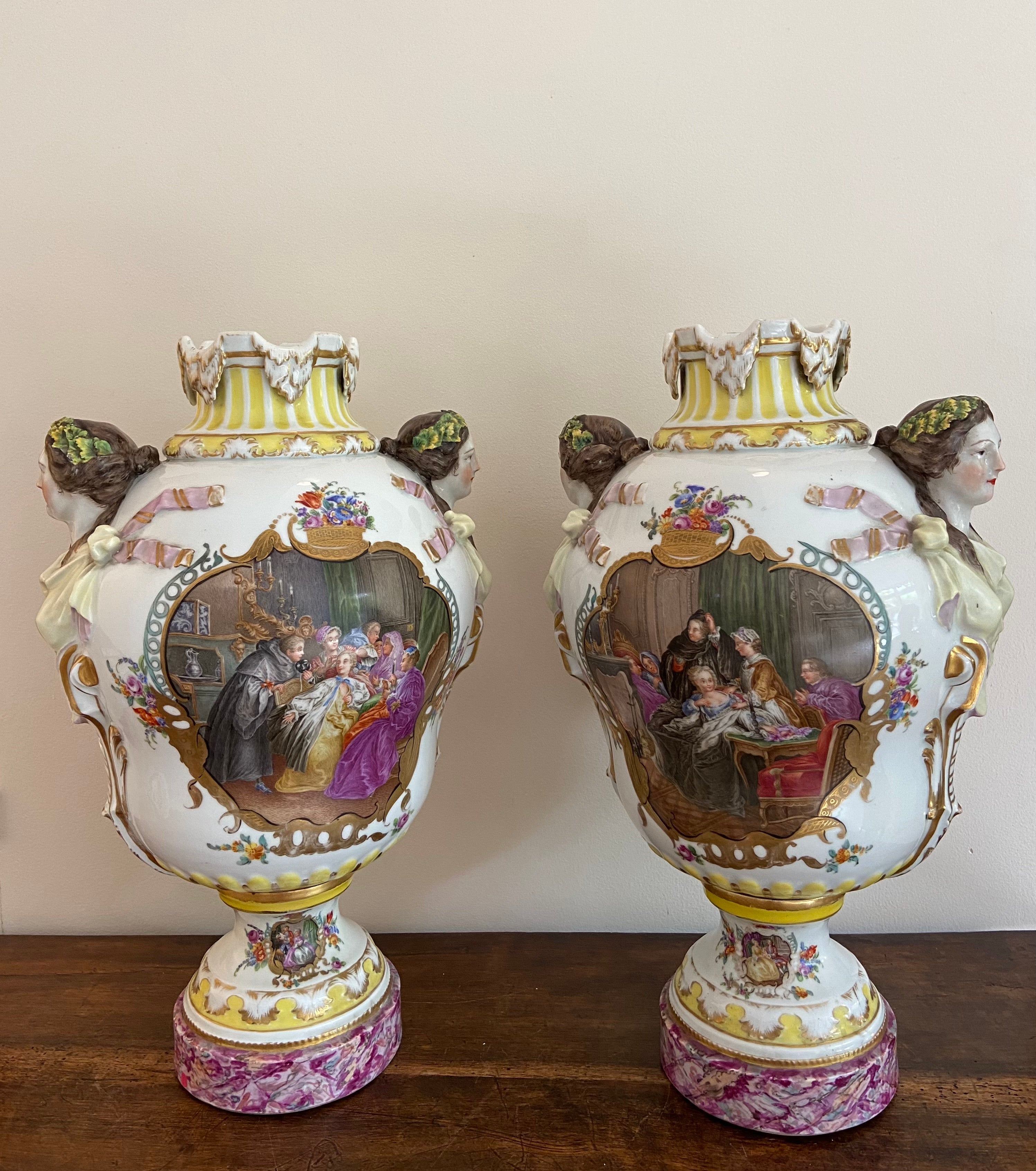 Dieses Paar wichtiger und sehr schöner Vasen ist aus Keramik mit 2 weiblichen Gesichtern und schönen und feinen Dekoren hergestellt. Diese Vasen wurden für die Meissener Manufaktur von Augustus Rex hergestellt (und sind signiert).