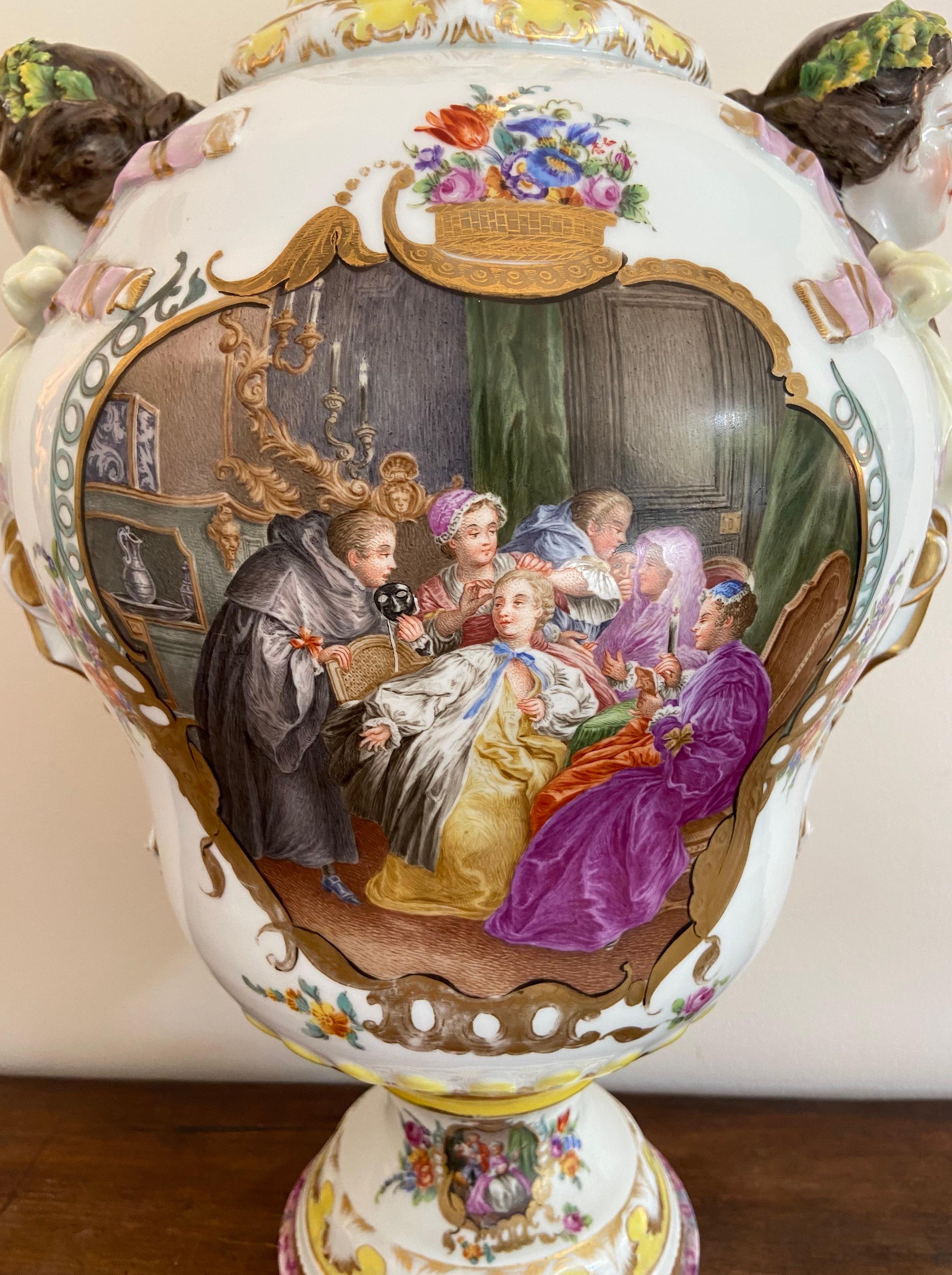 Paar bedeutende Porzellanvasen mit weiblichen Kpfen von Augustus Rex fr Meissen (Französisch) im Angebot