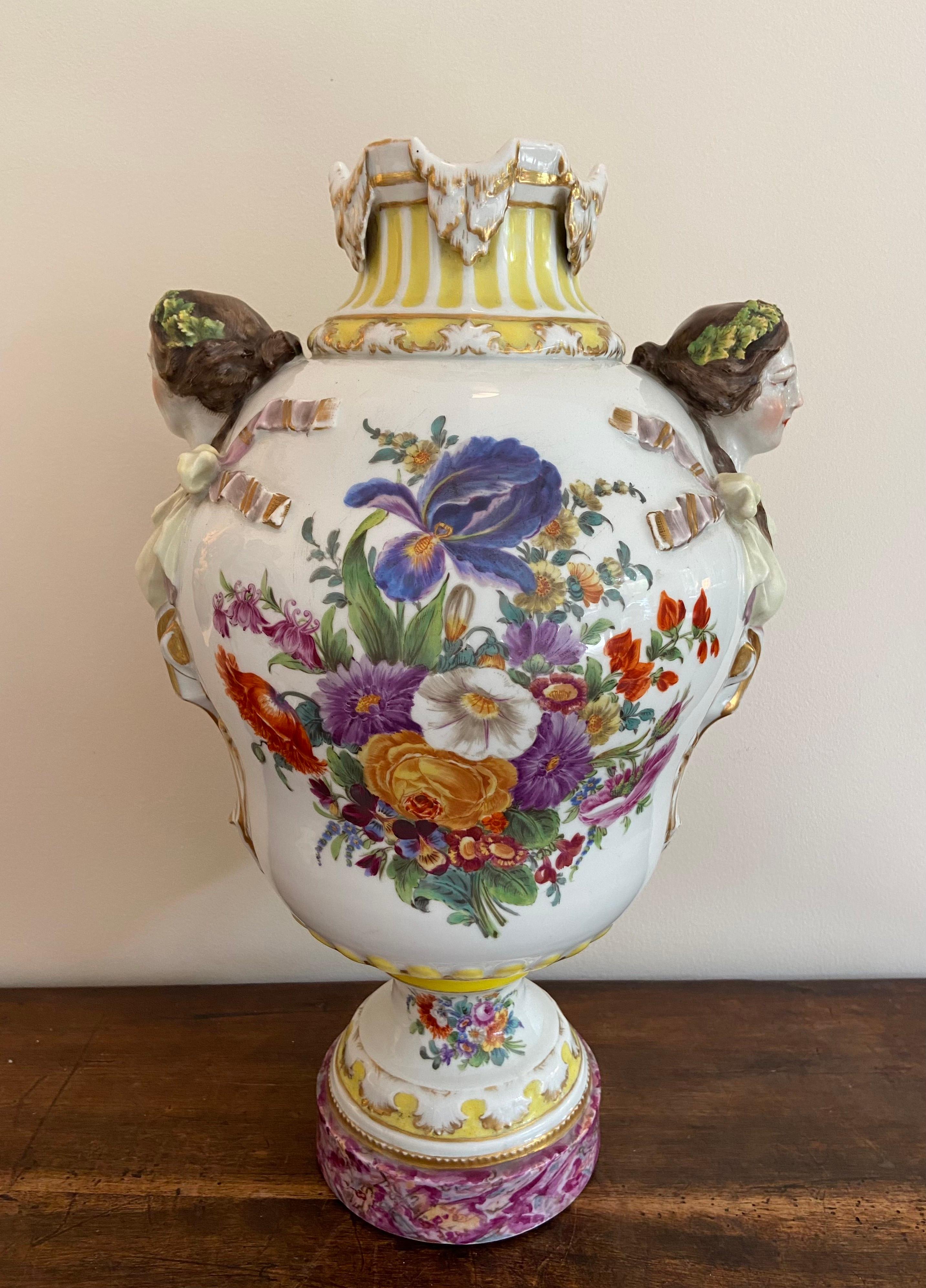 Pair of Important Porcelain Vases with Female Heads by Augustus Rex for Meissen In Good Condition For Sale In Marcq-en-Barœul, Hauts-de-France