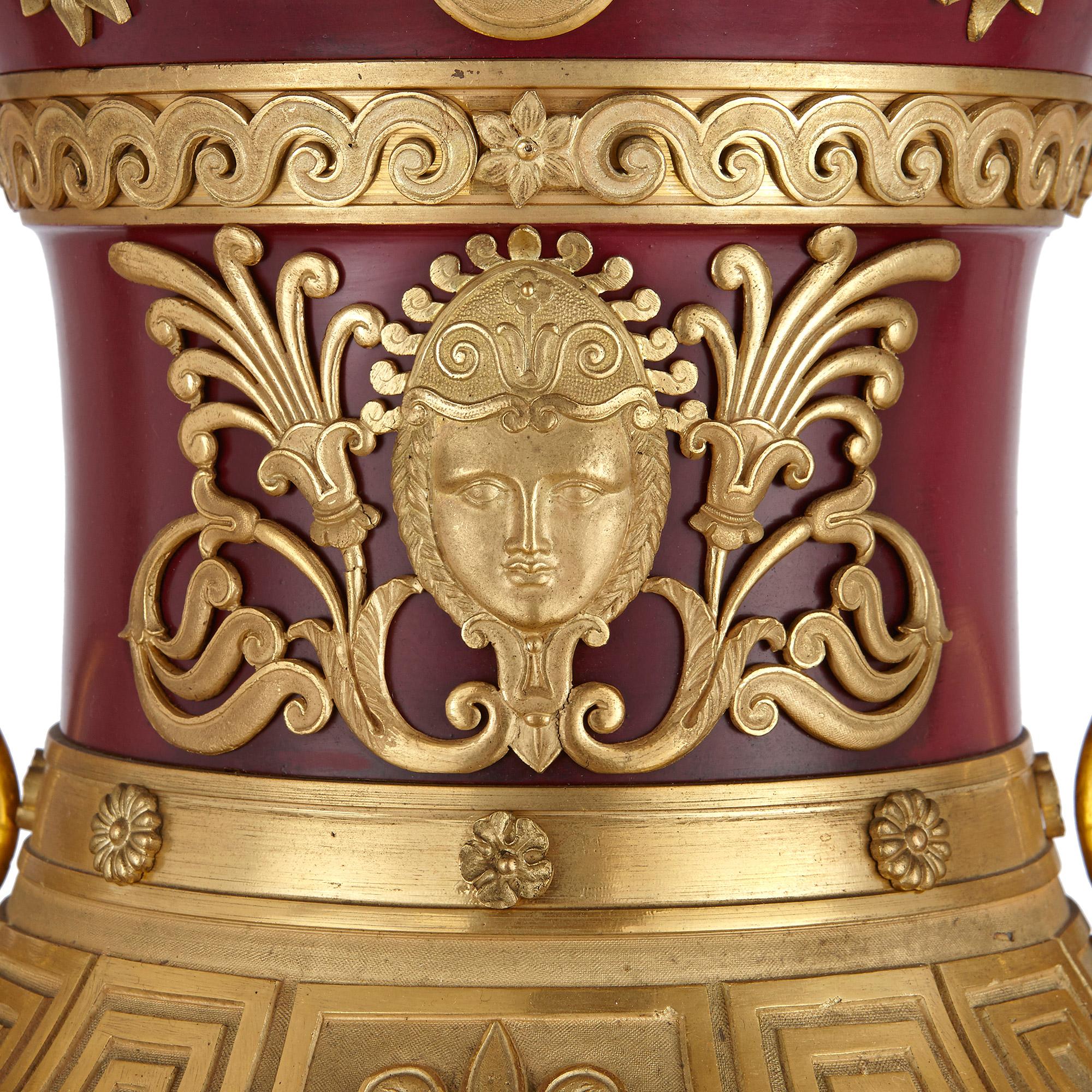 Néoclassique Paire d'importants vases russes en bronze doré et en métal en vente