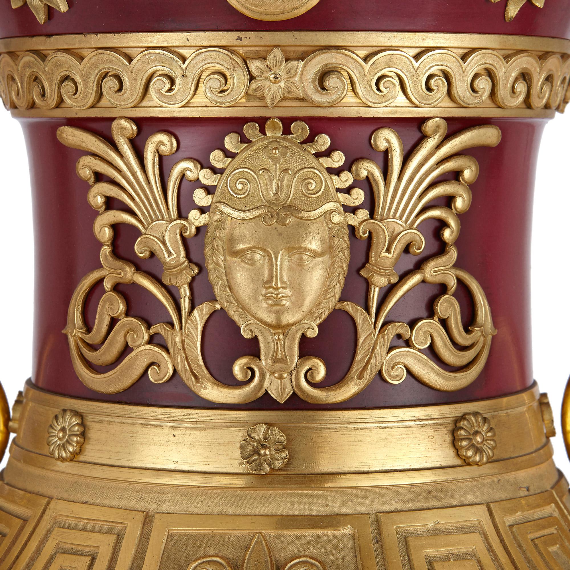 Neoclassico Coppia di importanti vasi russi in bronzo dorato e metallo in vendita