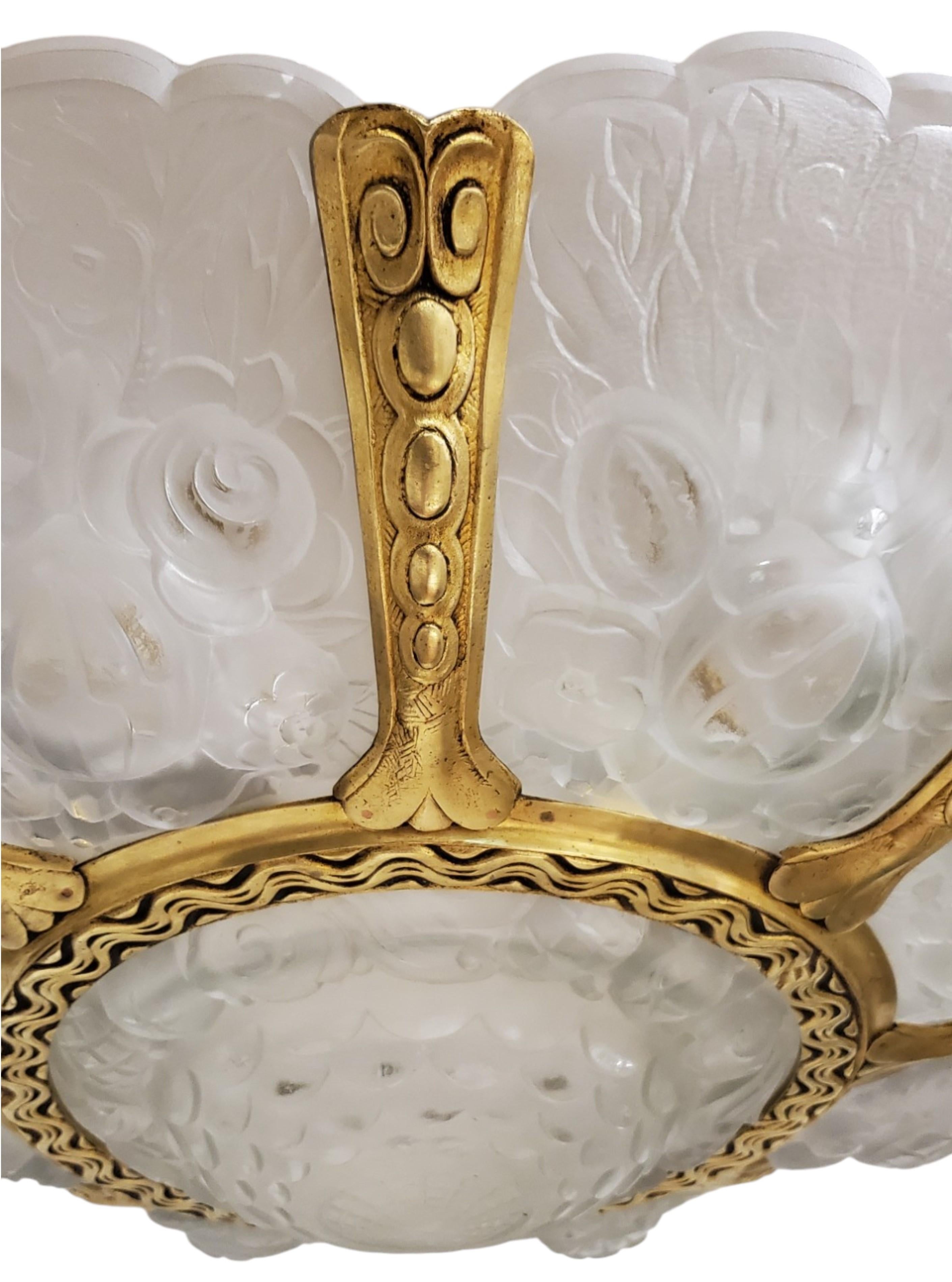 Coppia di importanti lampadari a fiore di Verreries Belge in vetro artistico smerigliato e dorato bz in vendita 3