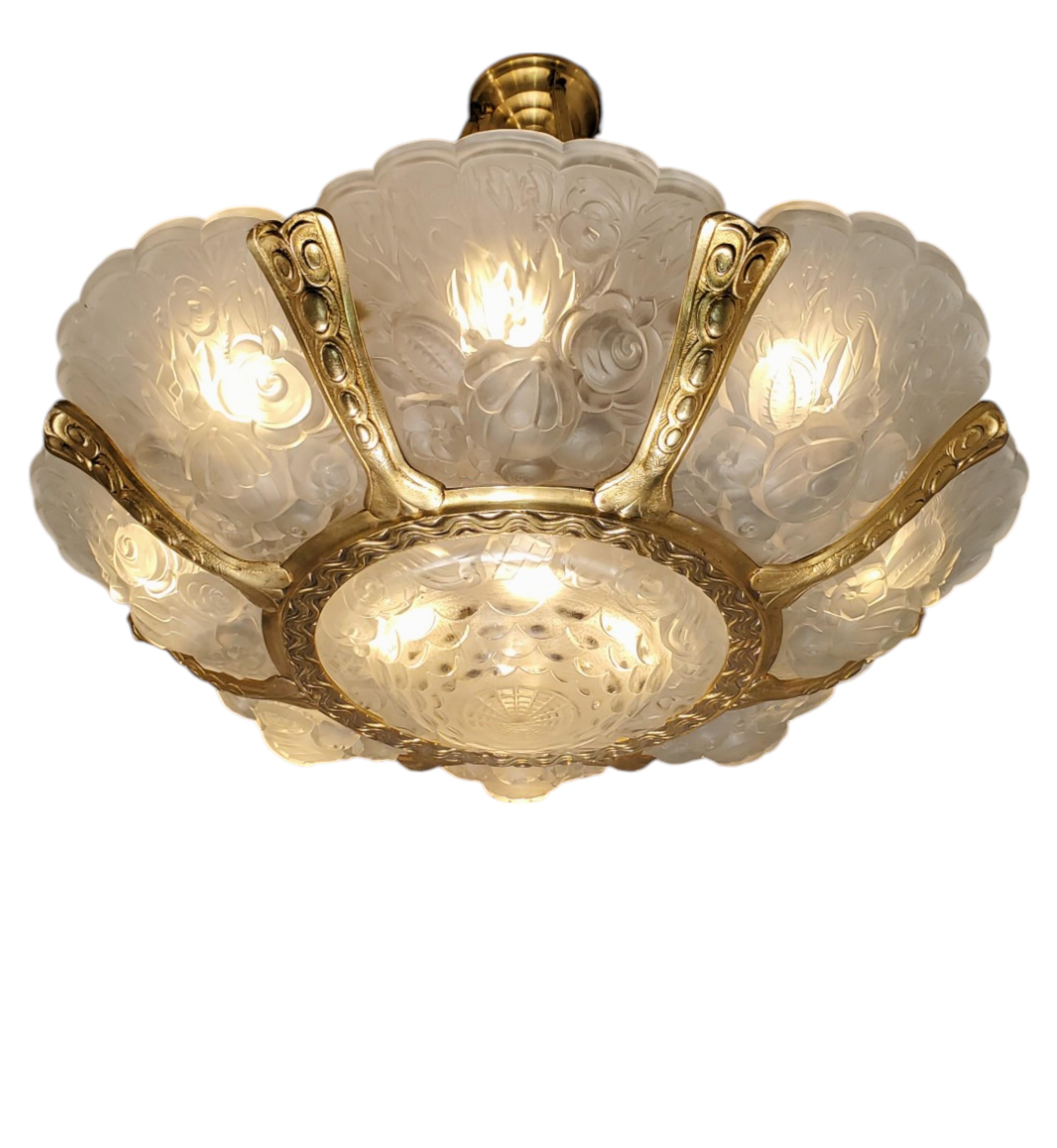Coppia di importanti lampadari a fiore di Verreries Belge in vetro artistico smerigliato e dorato bz in vendita 6