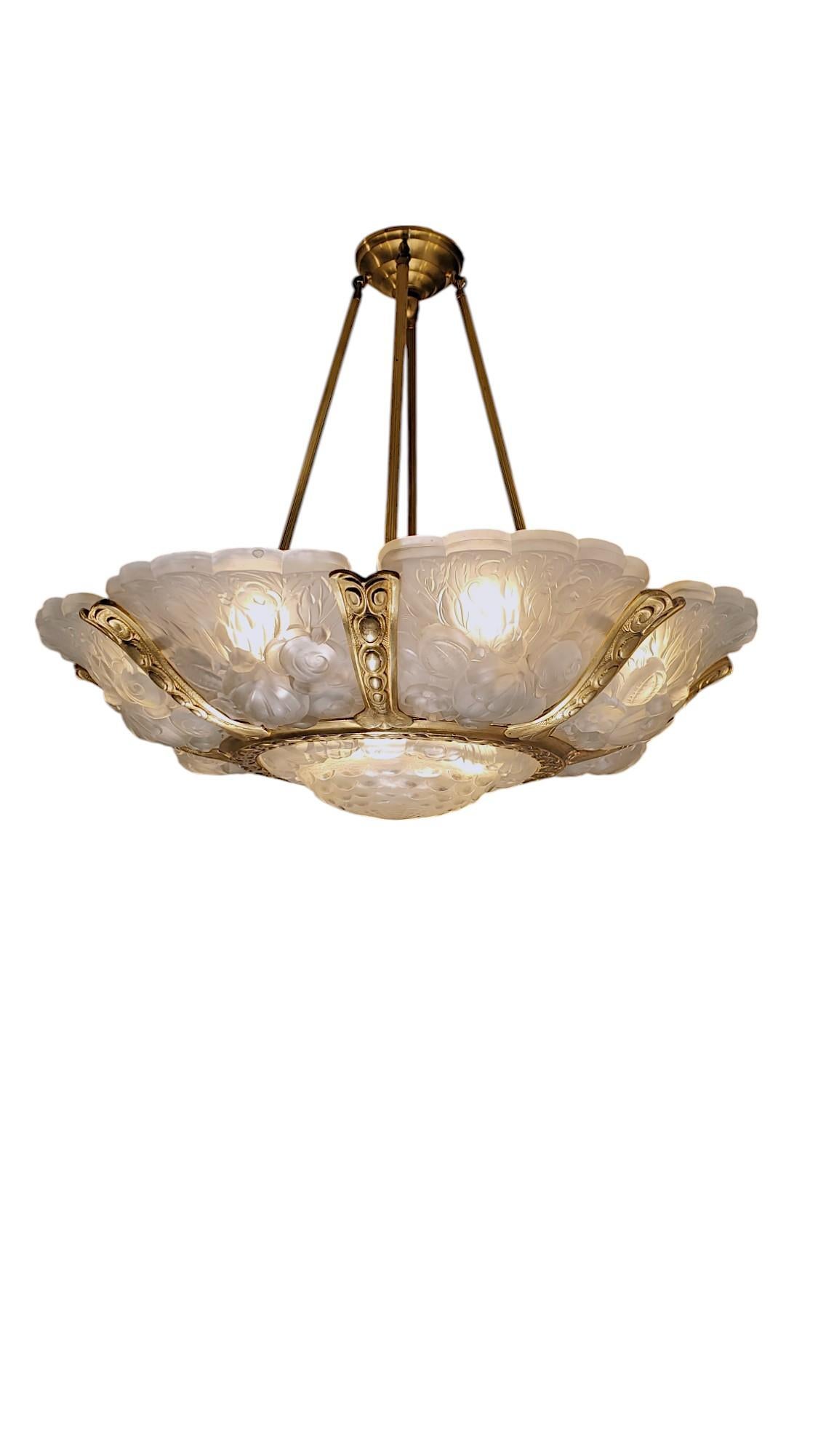 Coppia di importanti lampadari a fiore di Verreries Belge in vetro artistico smerigliato e dorato bz in vendita 7