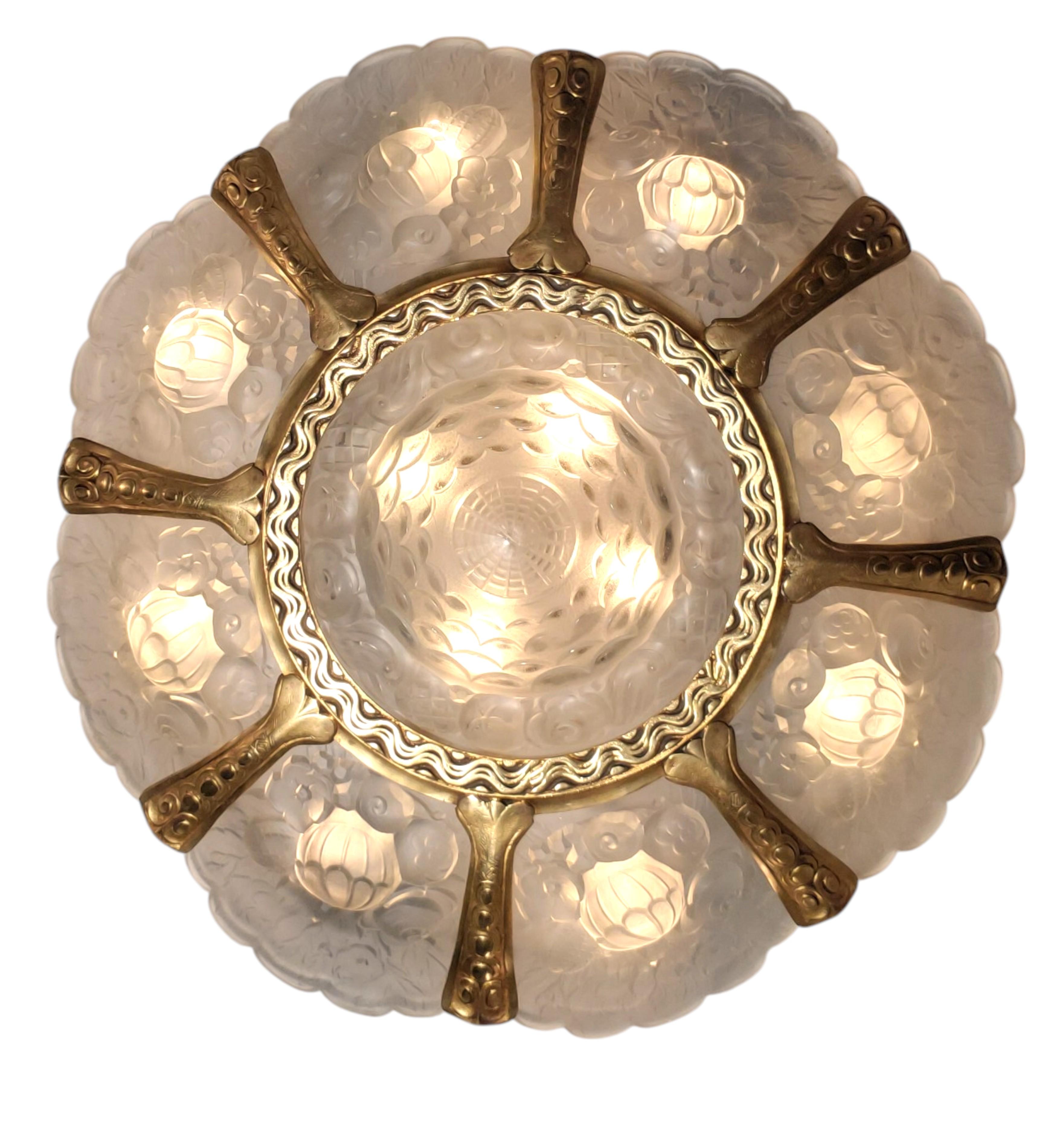 Coppia di importanti lampadari a fiore di Verreries Belge in vetro artistico smerigliato e dorato bz in vendita 8