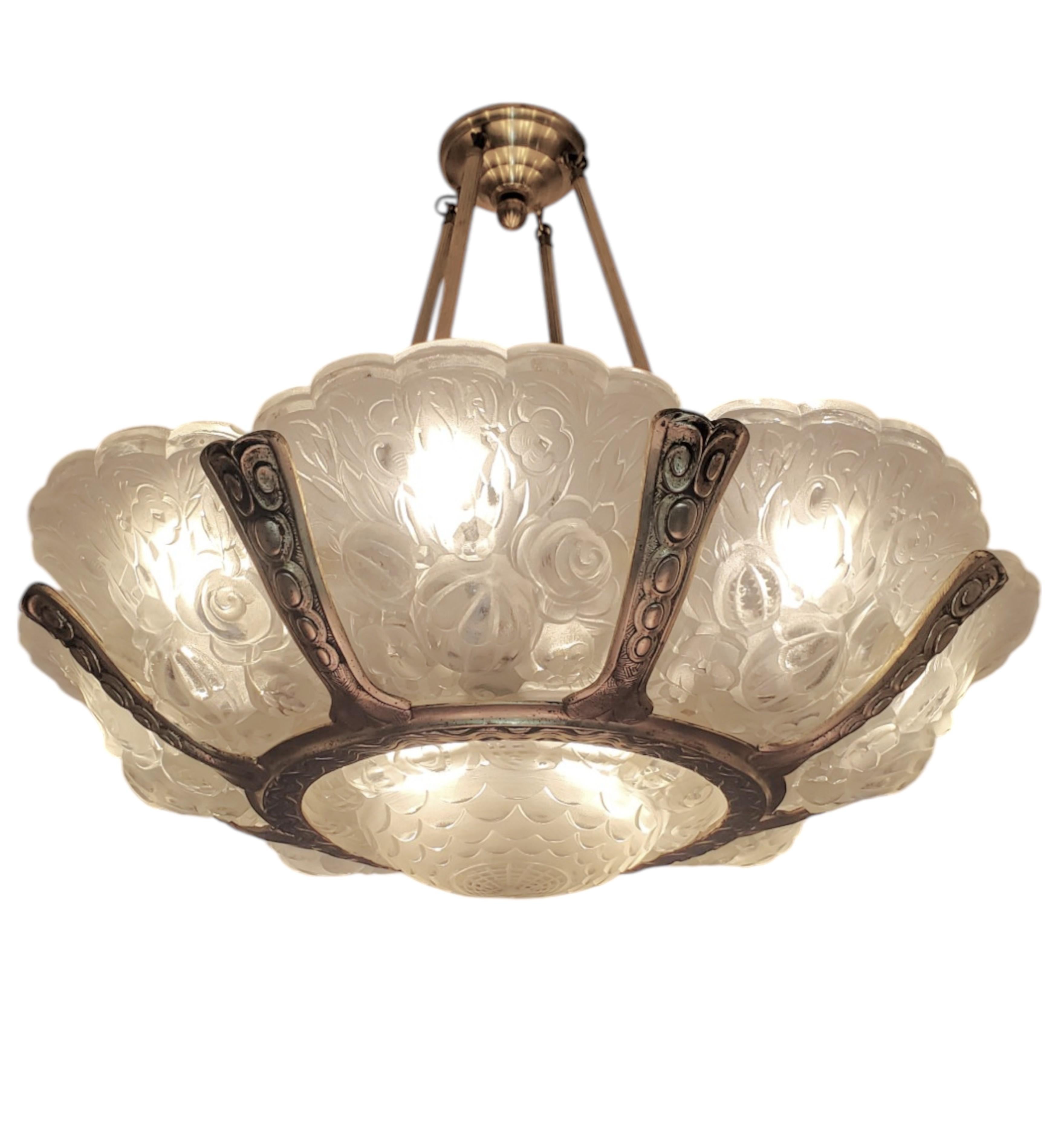 Coppia di importanti lampadari a fiore di Verreries Belge in vetro artistico smerigliato e dorato bz in vendita 9