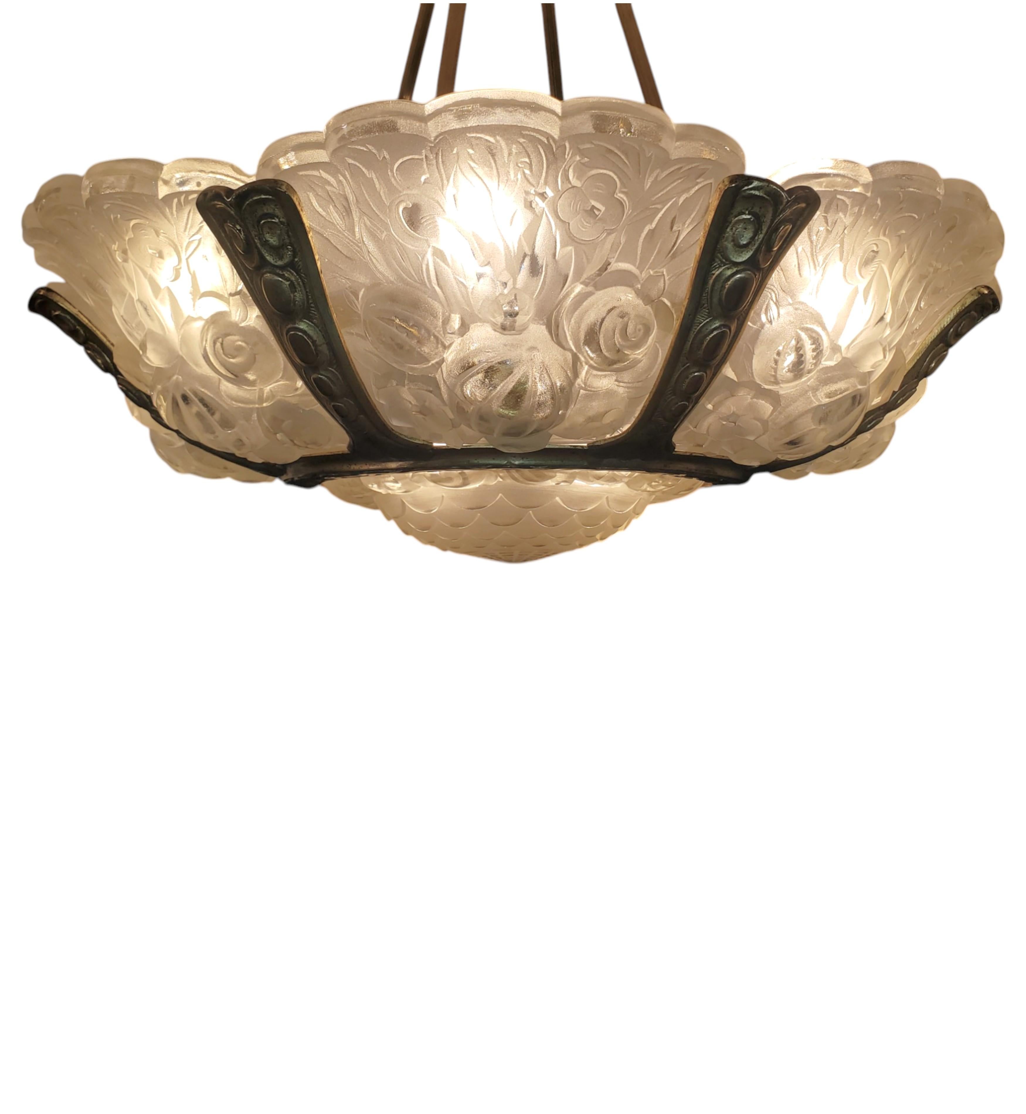 Coppia di importanti lampadari a fiore di Verreries Belge in vetro artistico smerigliato e dorato bz in vendita 11