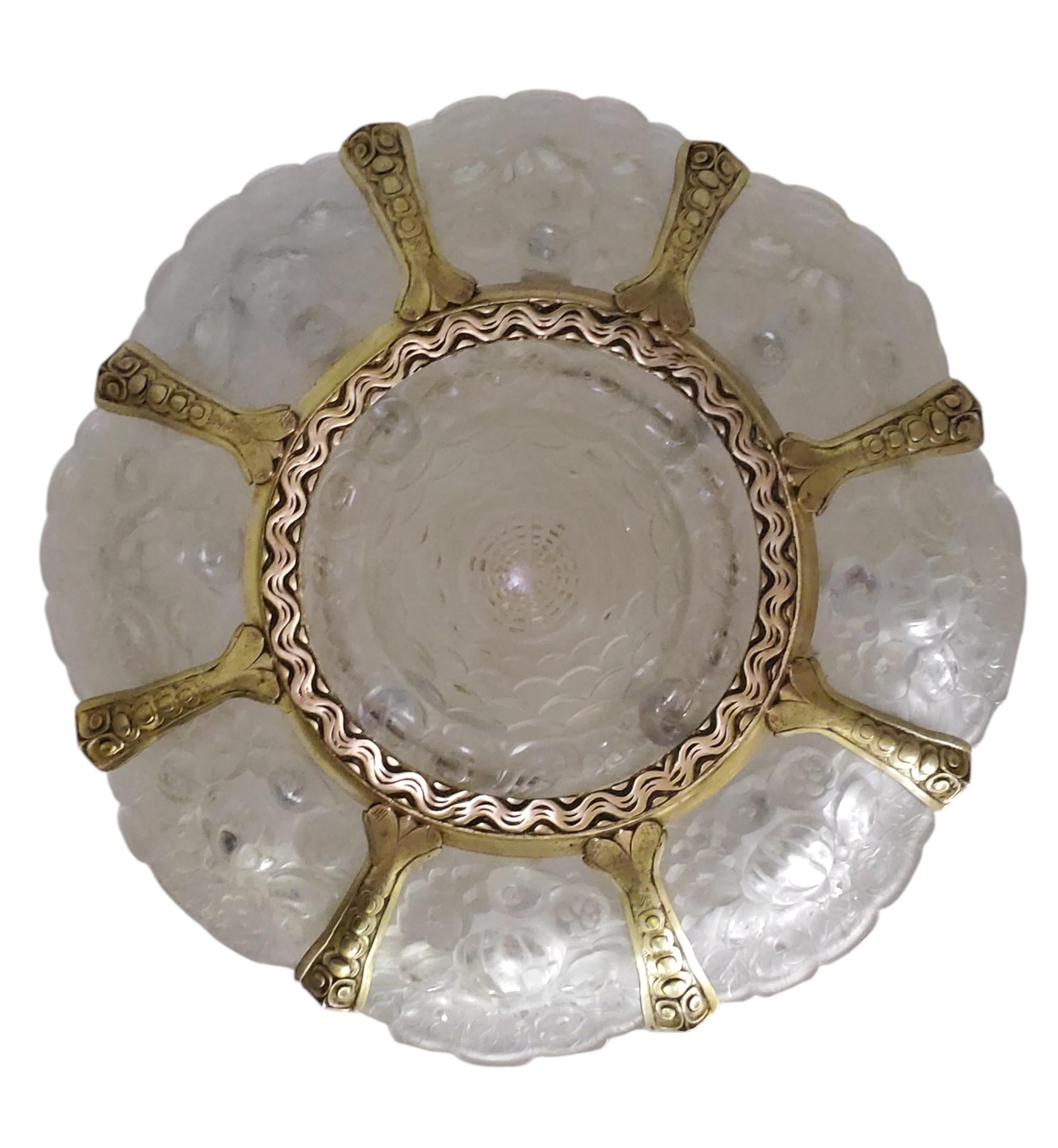 Belga Coppia di importanti lampadari a fiore di Verreries Belge in vetro artistico smerigliato e dorato bz in vendita