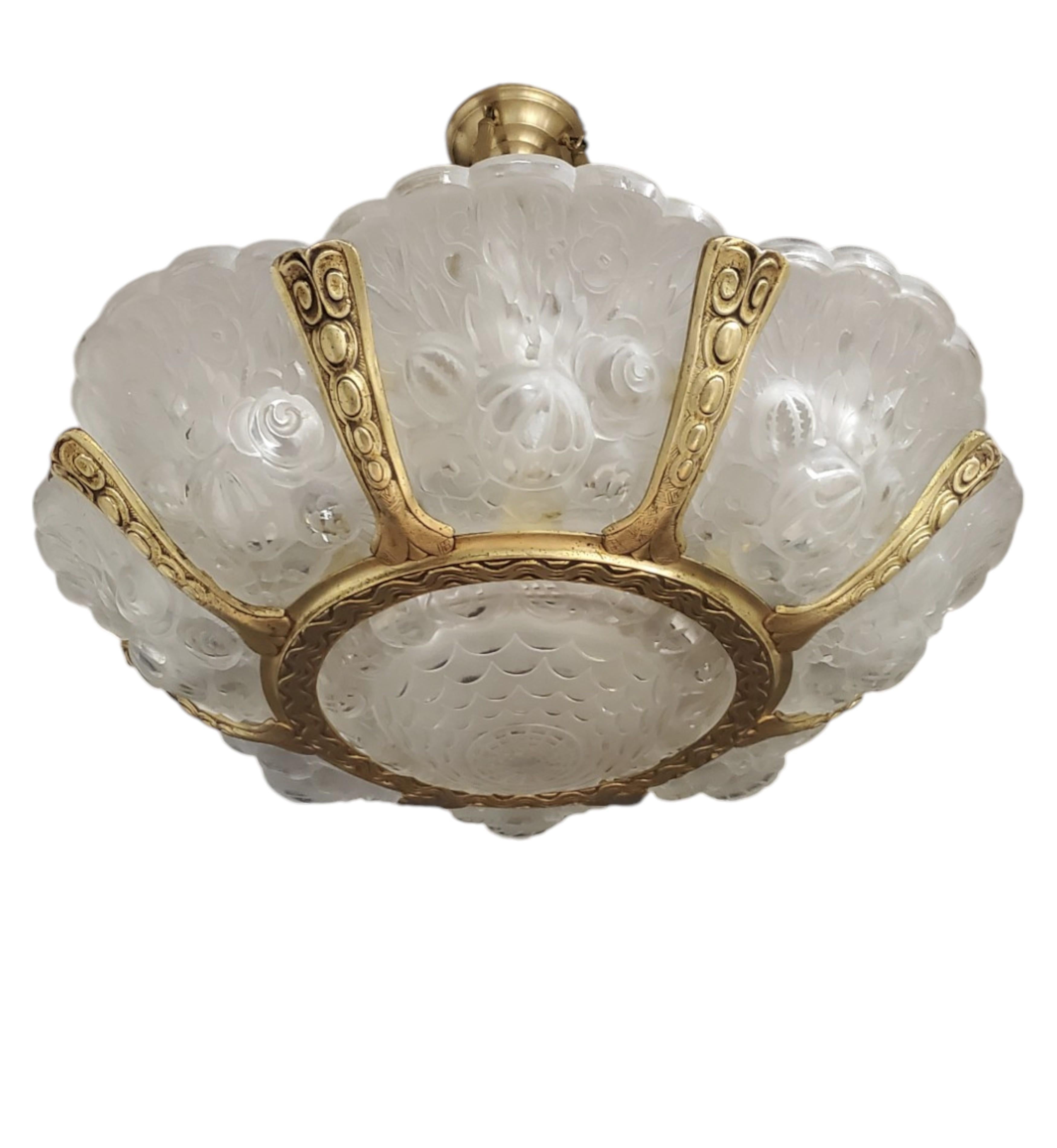 XX secolo Coppia di importanti lampadari a fiore di Verreries Belge in vetro artistico smerigliato e dorato bz in vendita