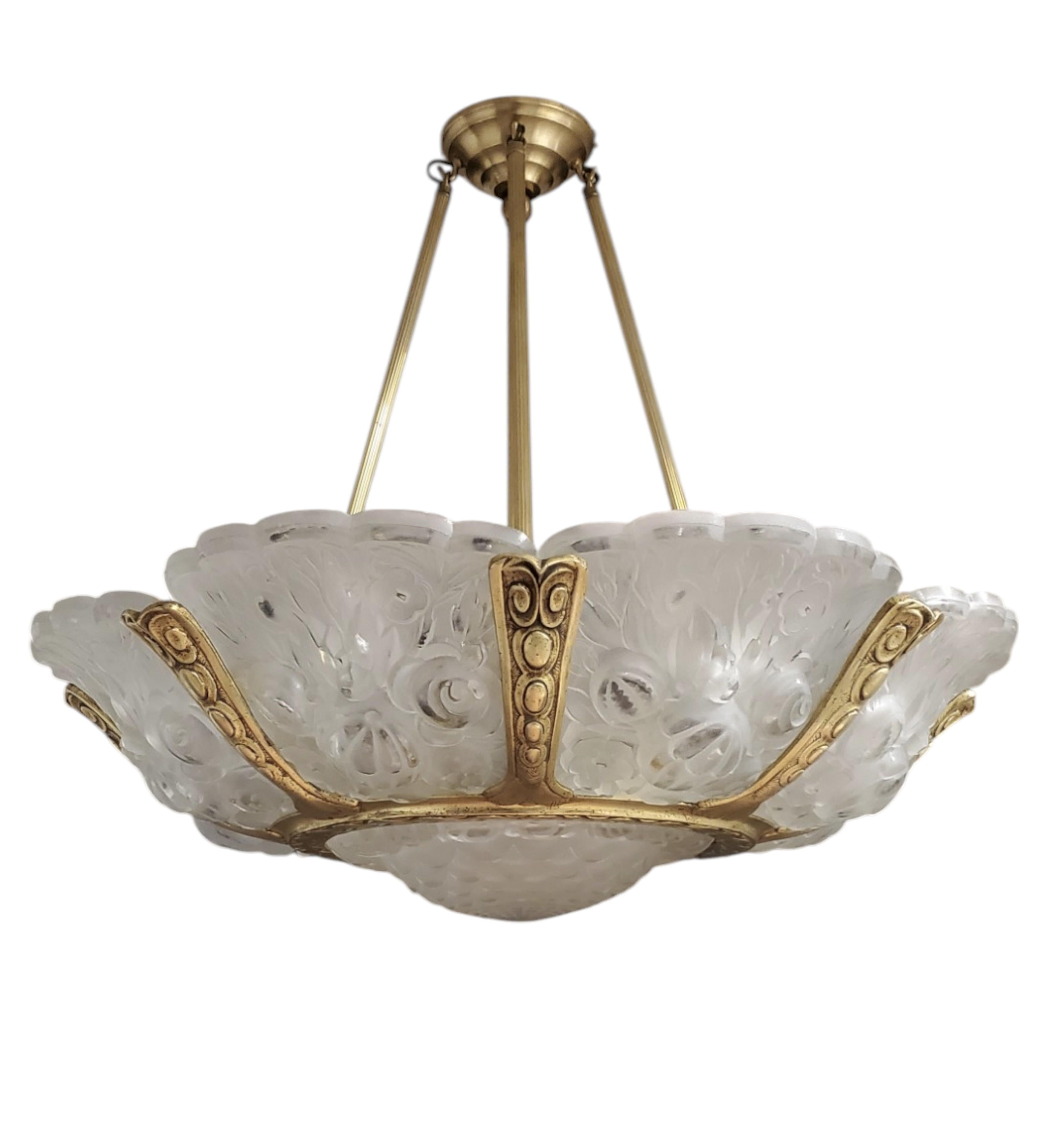 Bronzo Coppia di importanti lampadari a fiore di Verreries Belge in vetro artistico smerigliato e dorato bz in vendita