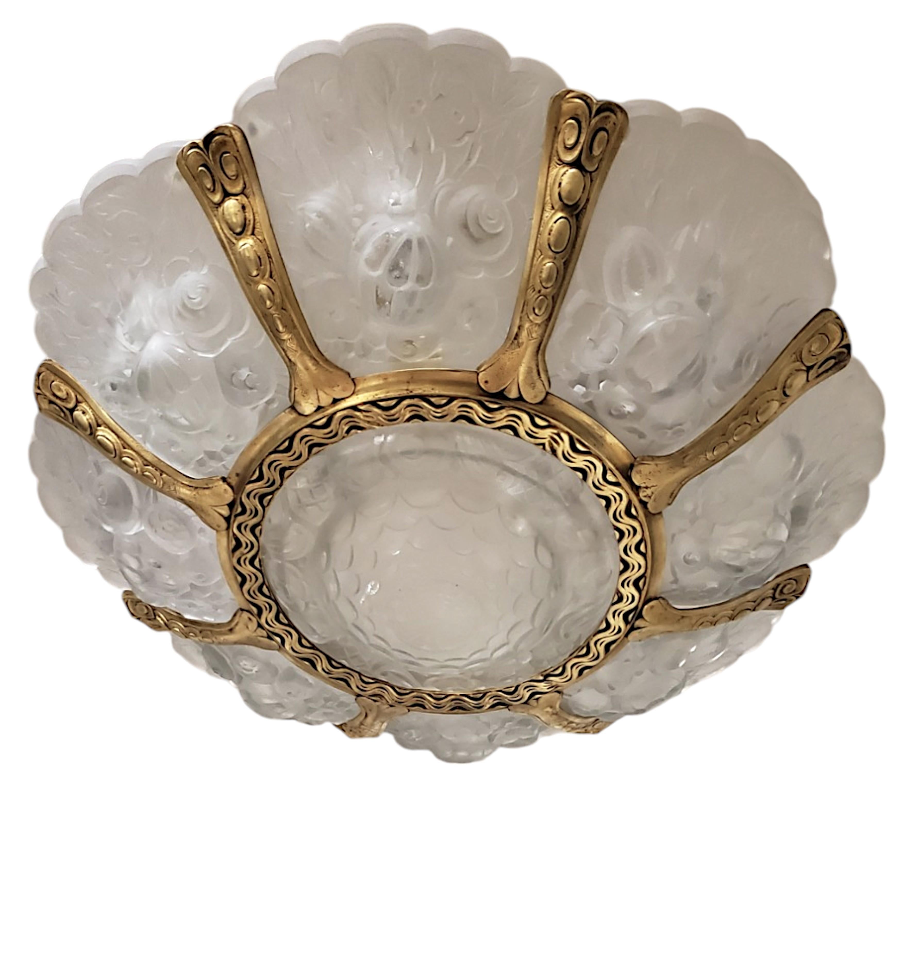 Coppia di importanti lampadari a fiore di Verreries Belge in vetro artistico smerigliato e dorato bz in vendita 1