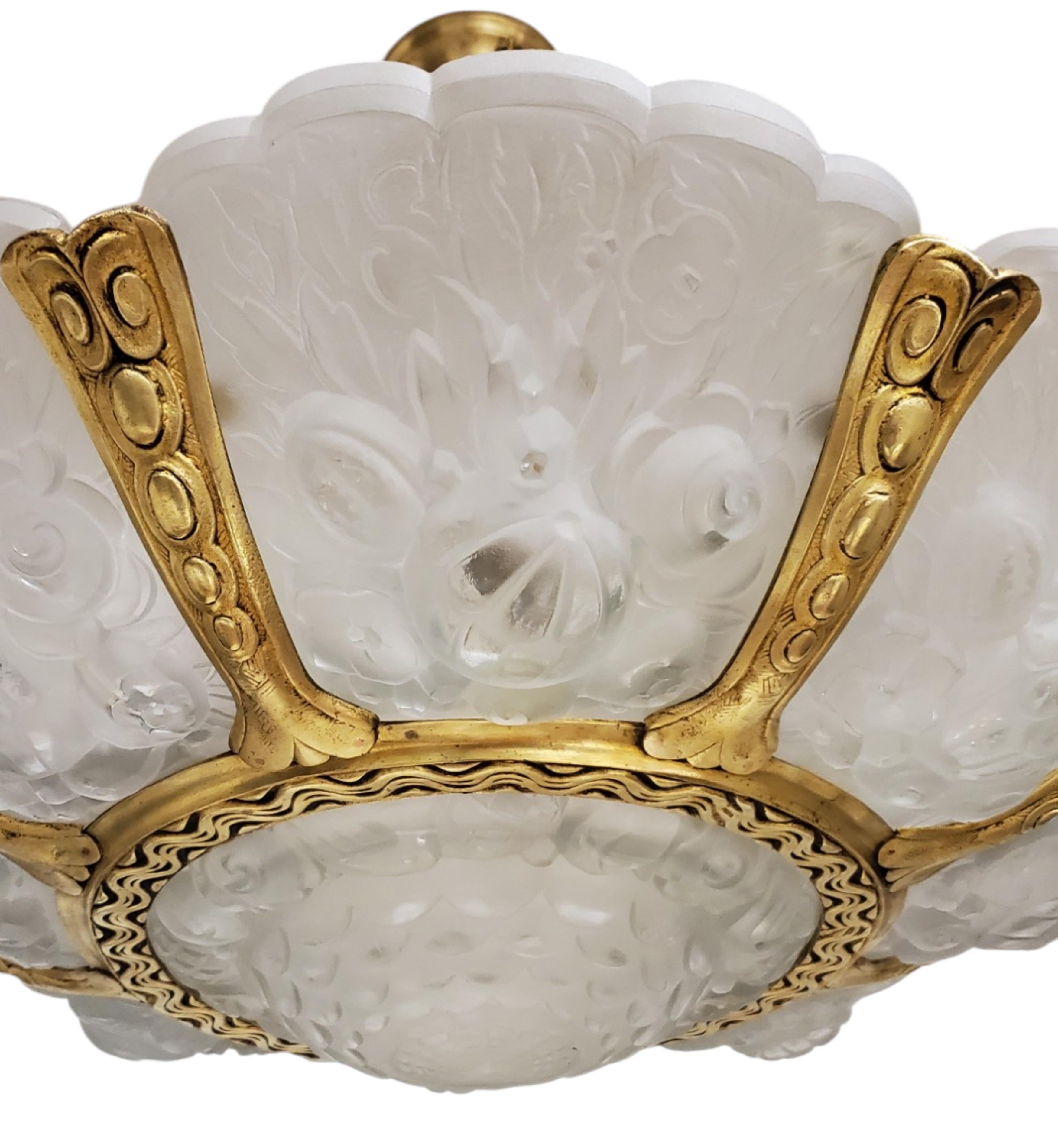 Coppia di importanti lampadari a fiore di Verreries Belge in vetro artistico smerigliato e dorato bz in vendita 2