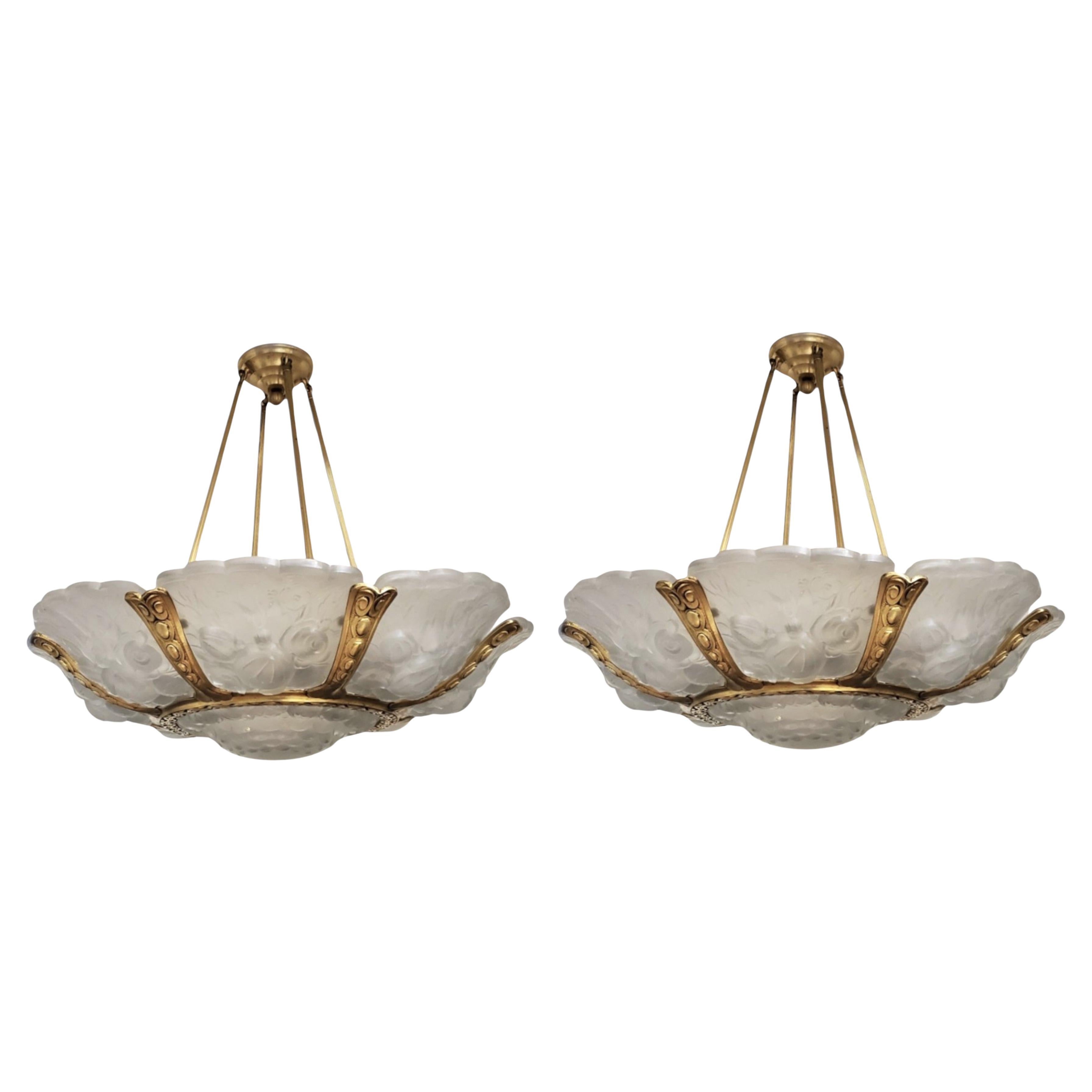 Coppia di importanti lampadari a fiore di Verreries Belge in vetro artistico smerigliato e dorato bz in vendita