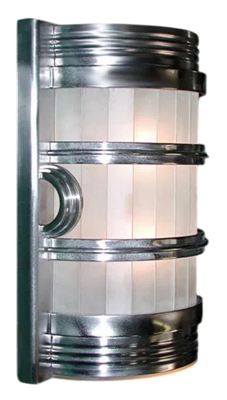 Impresionante par de apliques de pared Art Decó, de hacia 1930, fabricados por expertos en Estados Unidos. Estas llamativas luminarias presentan cristal esmerilado dentro de esculturales marcos metálicos, que ejemplifican la elegancia aerodinámica y