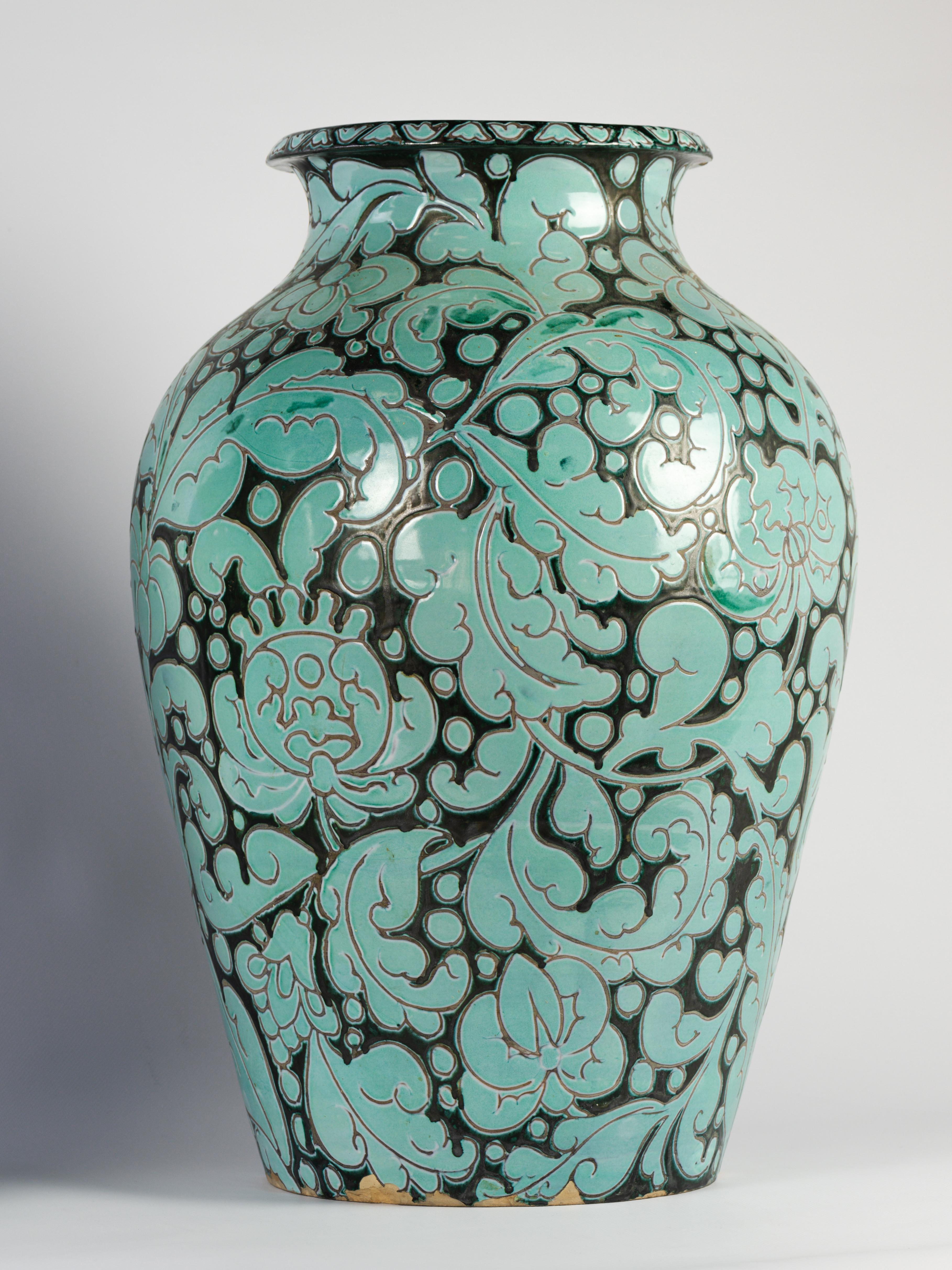 Beeindruckendes Paar blauer und schwarzer Vasen. 

Wunderschöne Emaille. 

Kleine Verluste, sehr guter Zustand. 

