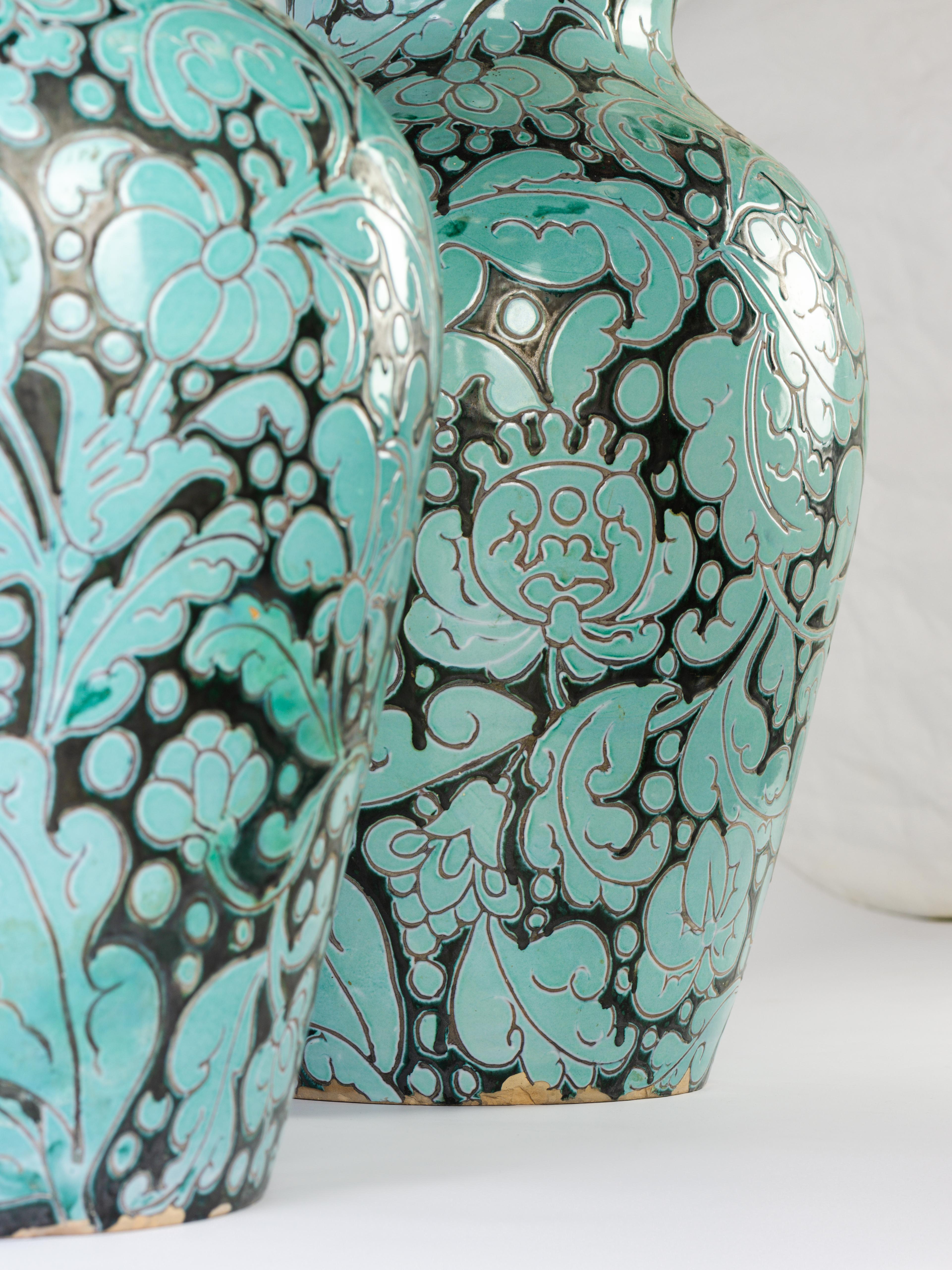 20th Century Pair of impressive blue and black vases with floral pattern For Sale