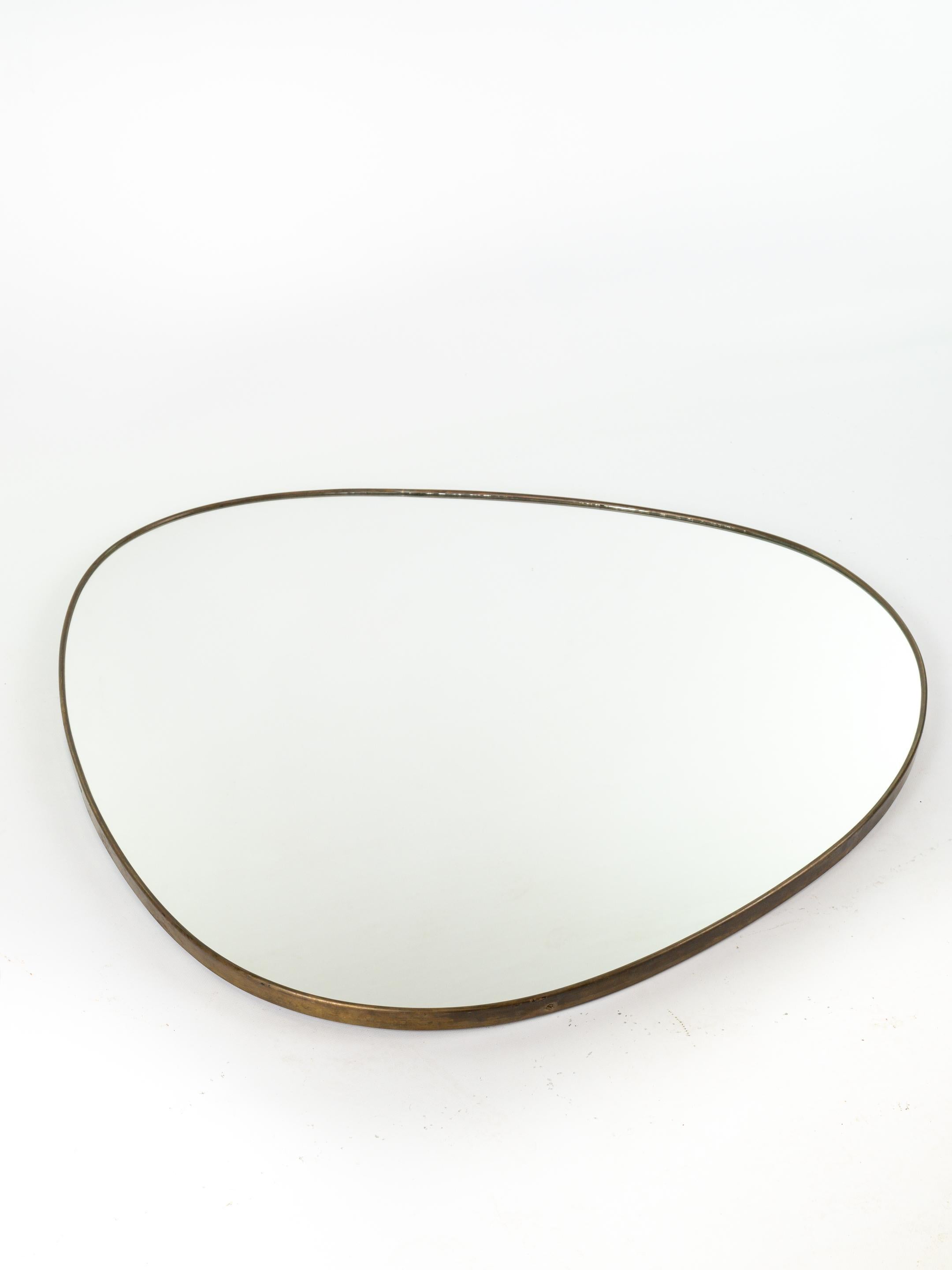 Coppia di imponenti specchi da parete con cornice in ottone in vendita 3