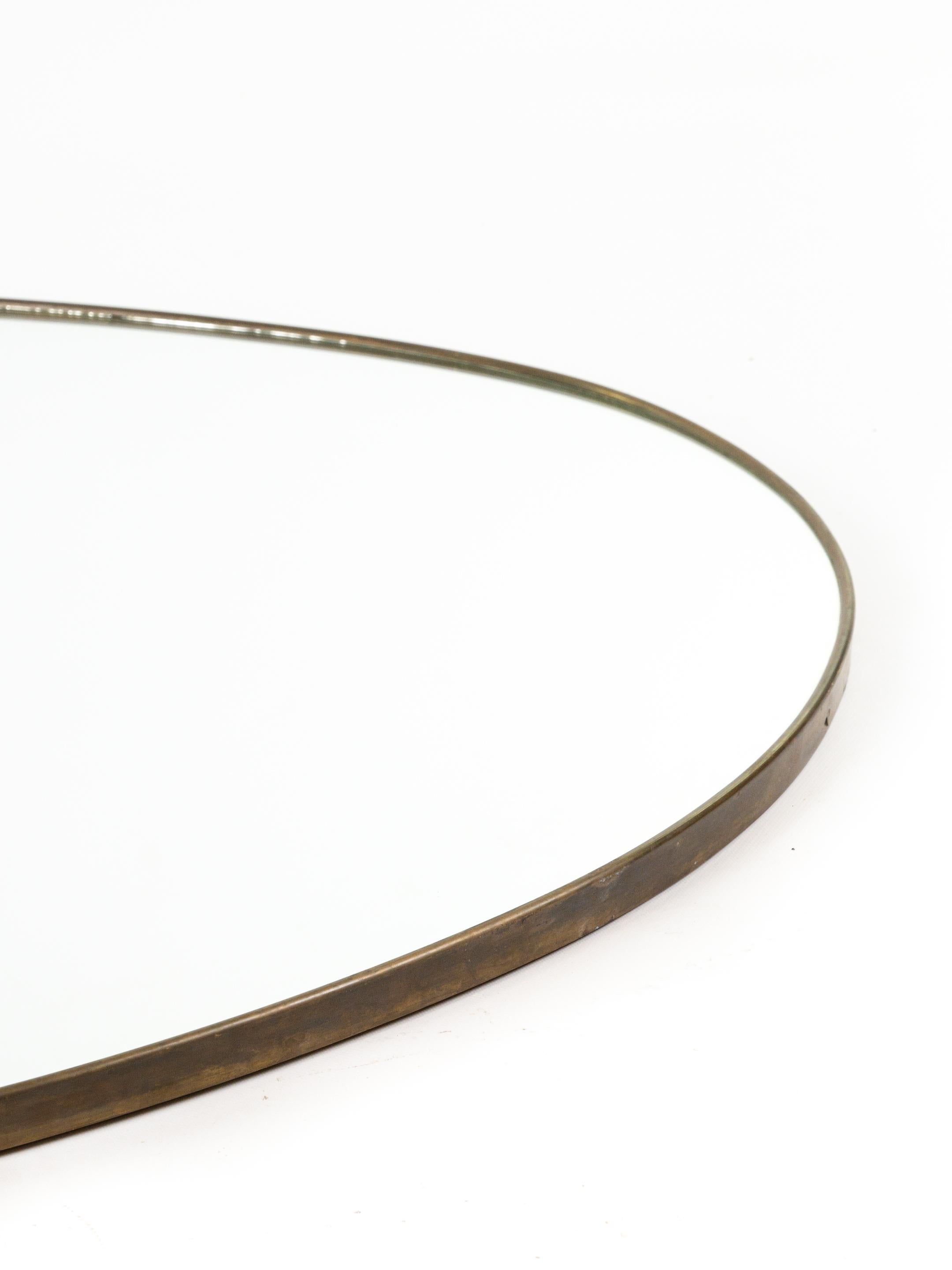 Coppia di imponenti specchi da parete con cornice in ottone in vendita 5