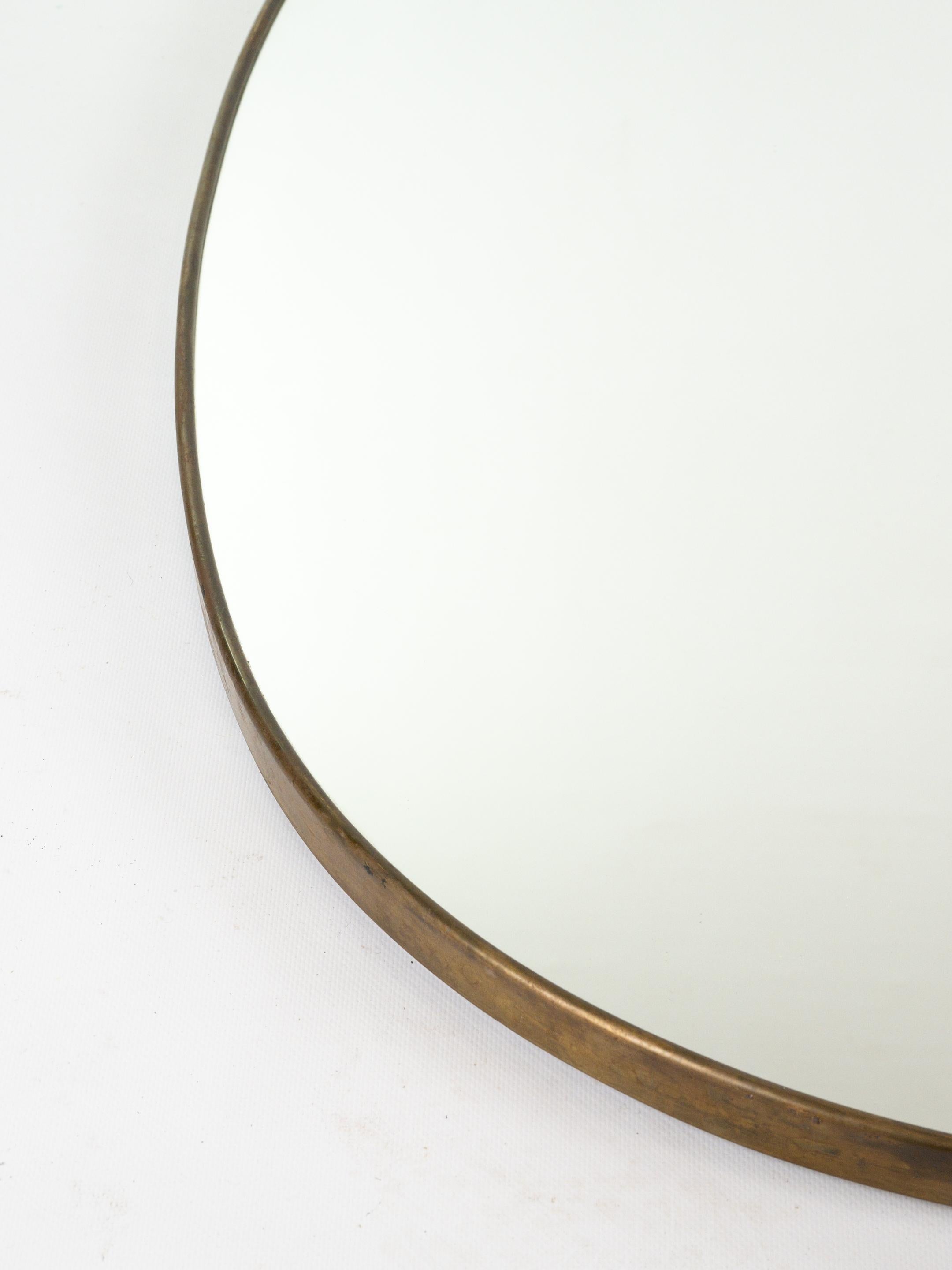 Splendida coppia di specchi a forma libera con cornice in ottone. 

Torna a Wood. 

L. 97 x H. 97 cm. 

Opera italiana del 1950 circa. 

Ottime condizioni. 

Maggiori informazioni su richiesta.