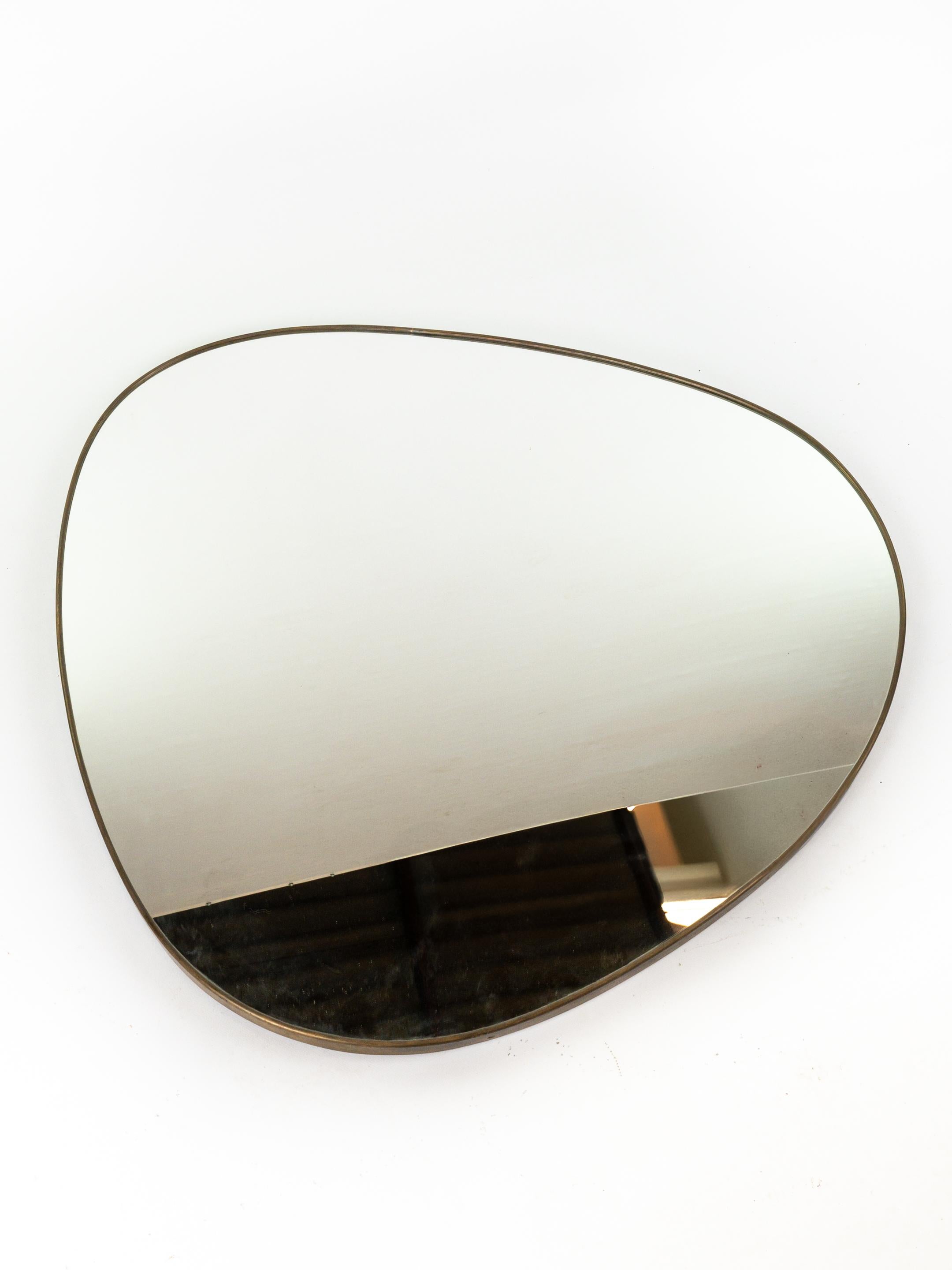 Mid-Century moderno Coppia di imponenti specchi da parete con cornice in ottone in vendita