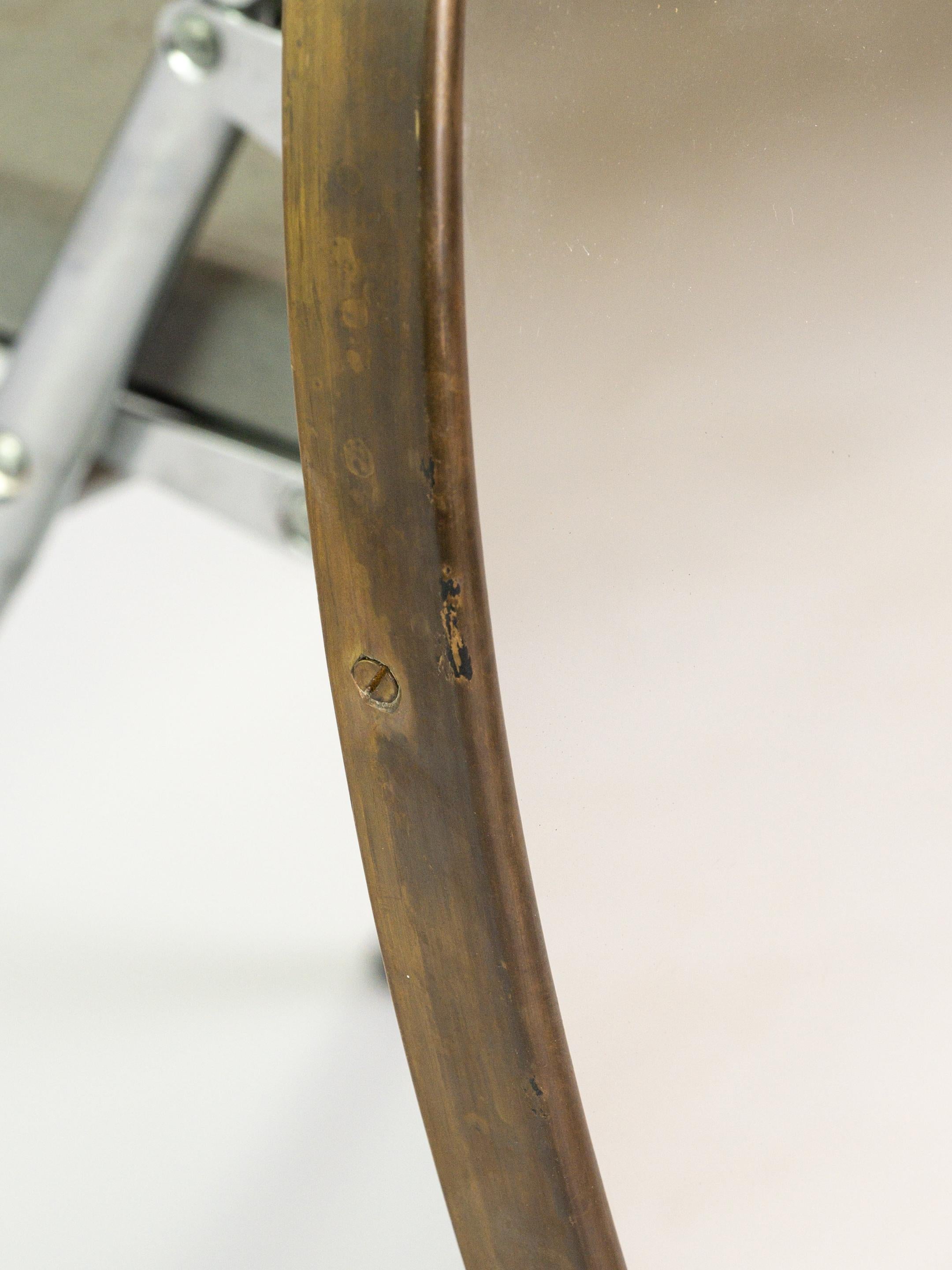 Metà XX secolo Coppia di imponenti specchi da parete con cornice in ottone in vendita