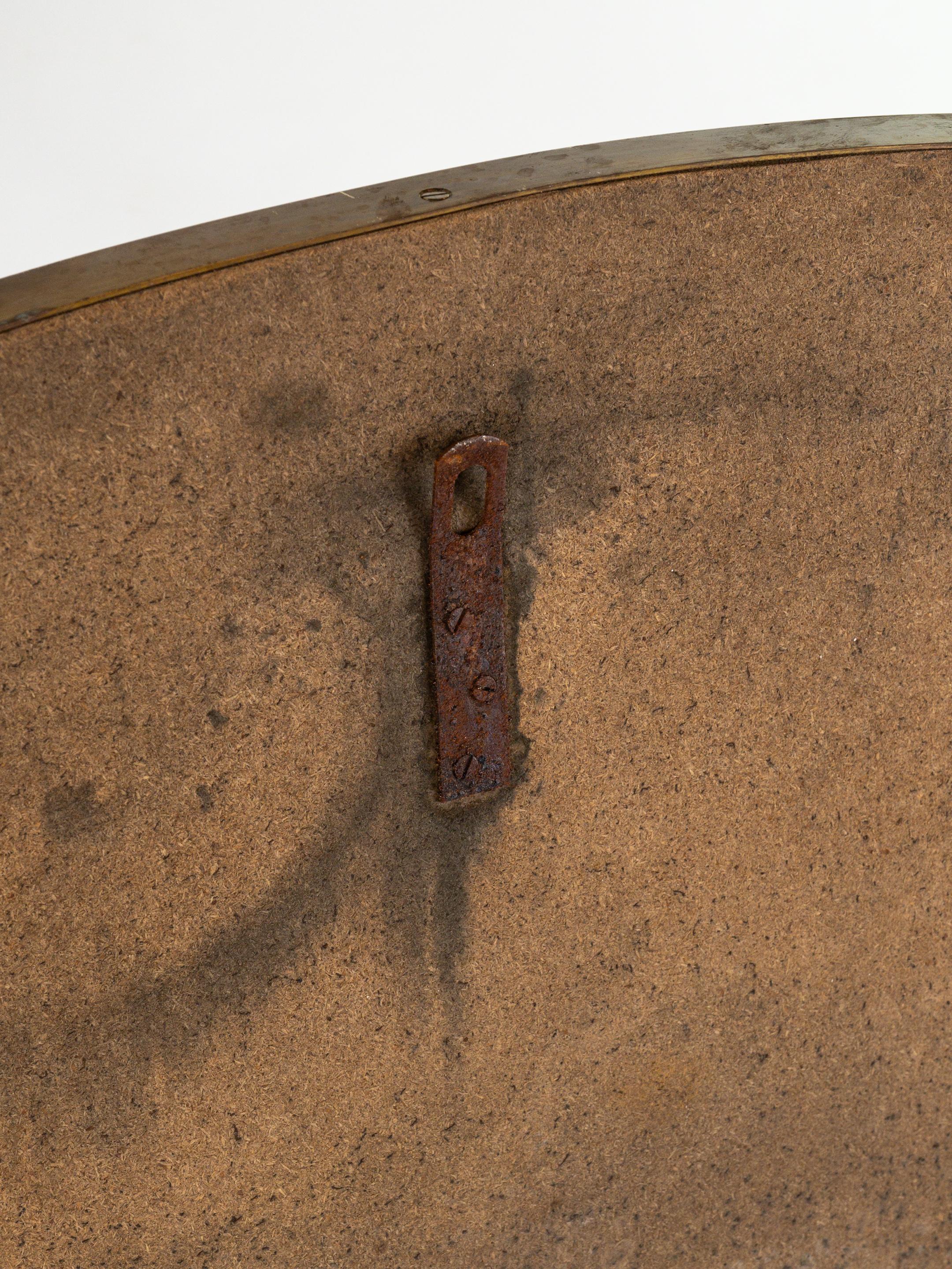Coppia di imponenti specchi da parete con cornice in ottone in vendita 1
