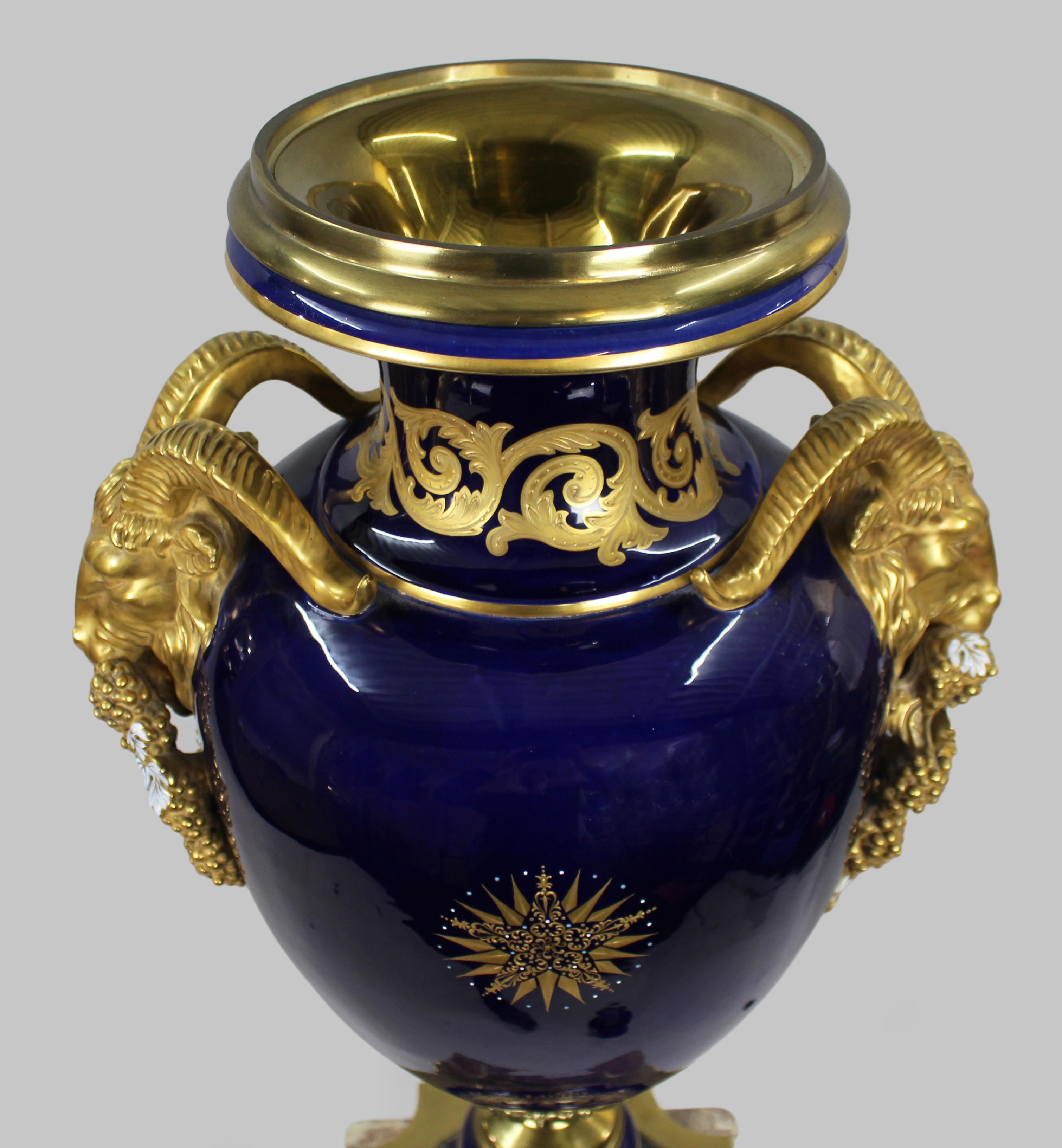 Pair of Impressive Cobalt Blue Gilt Rams Head Lidded Urns in vendita 5