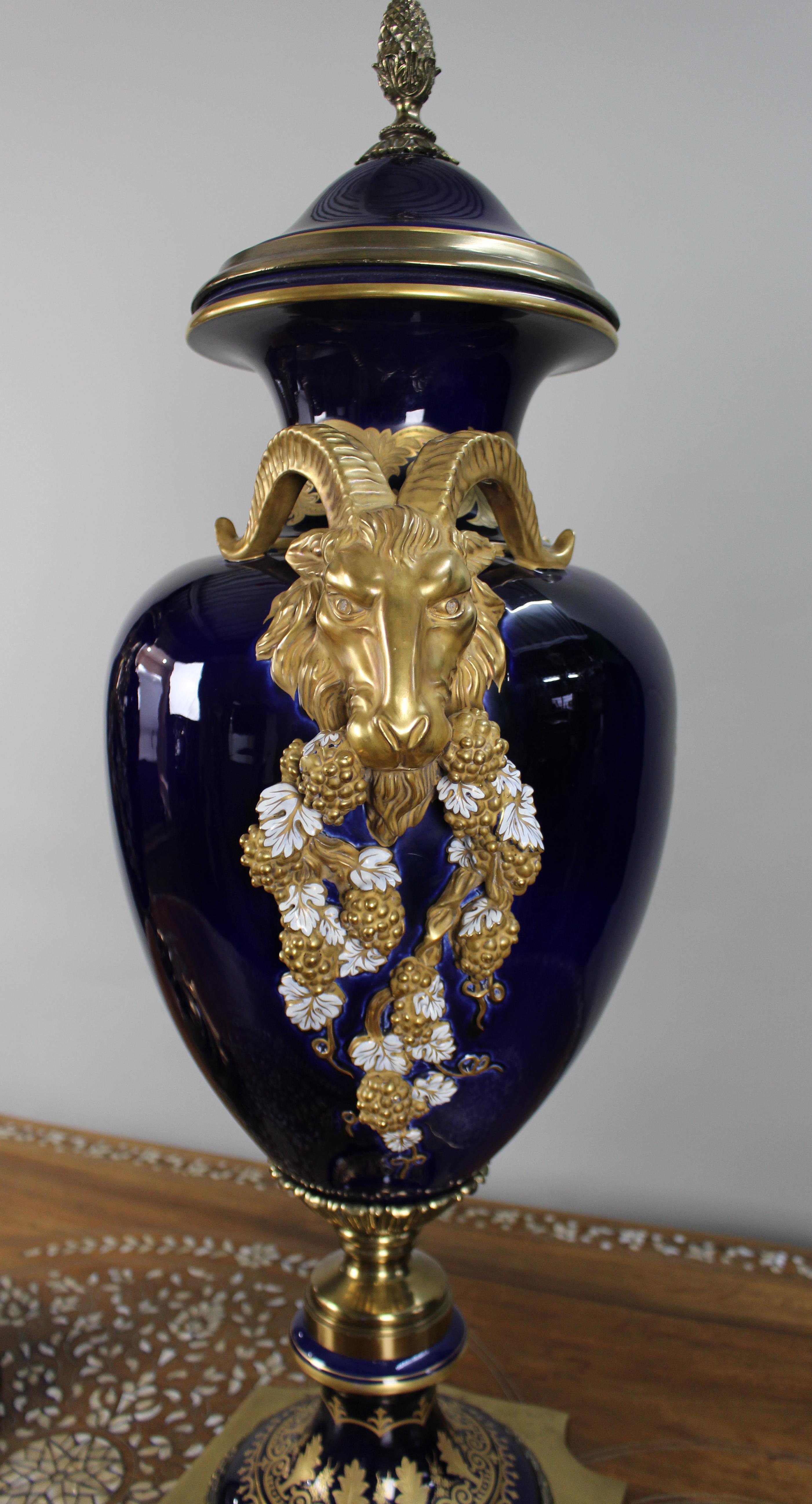 Coppia di imponenti urne con coperchio a testa di ariete in blu cobalto dorato in vendita 5