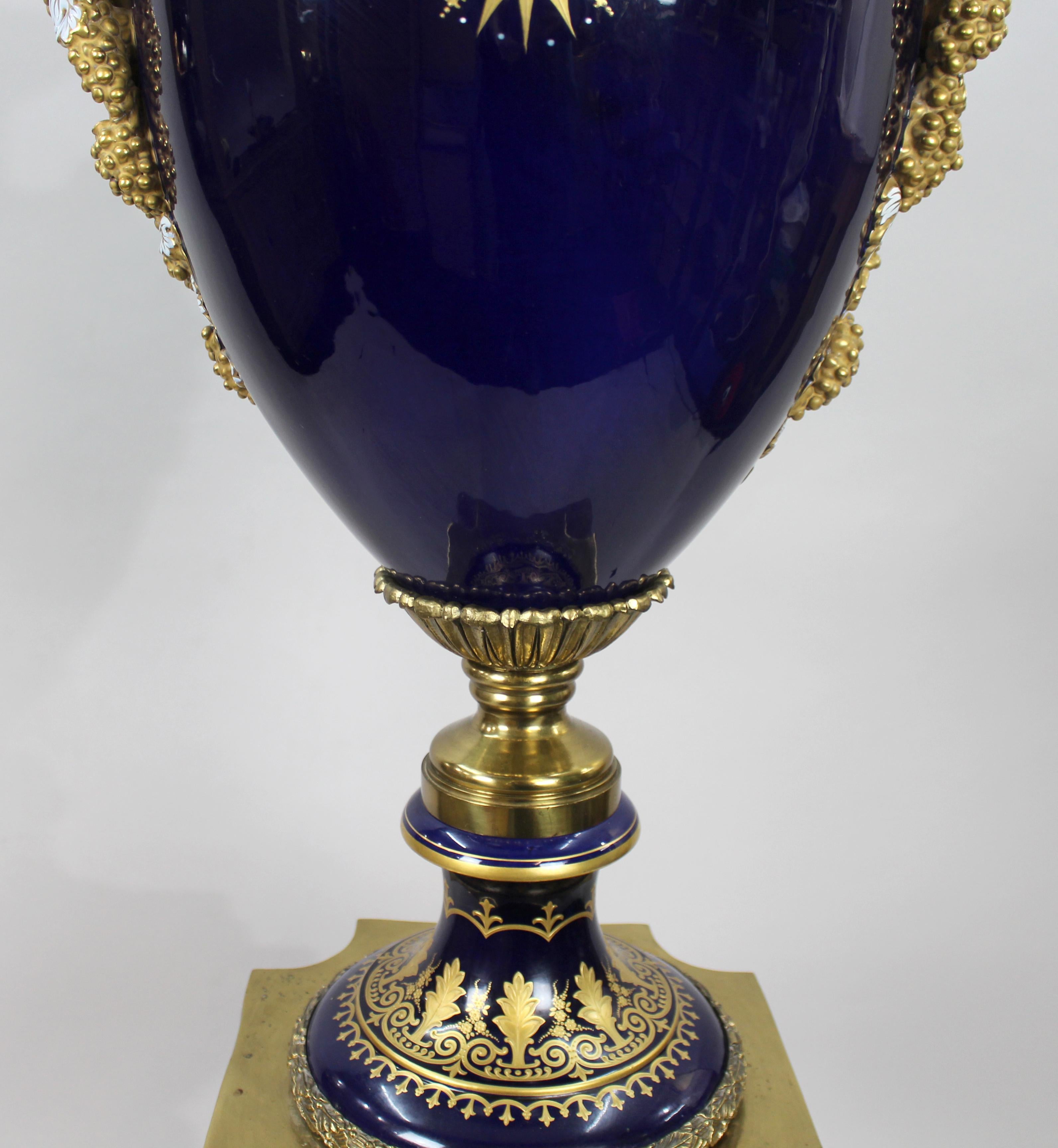 Pair of Impressive Cobalt Blue Gilt Rams Head Lidded Urns in vendita 6