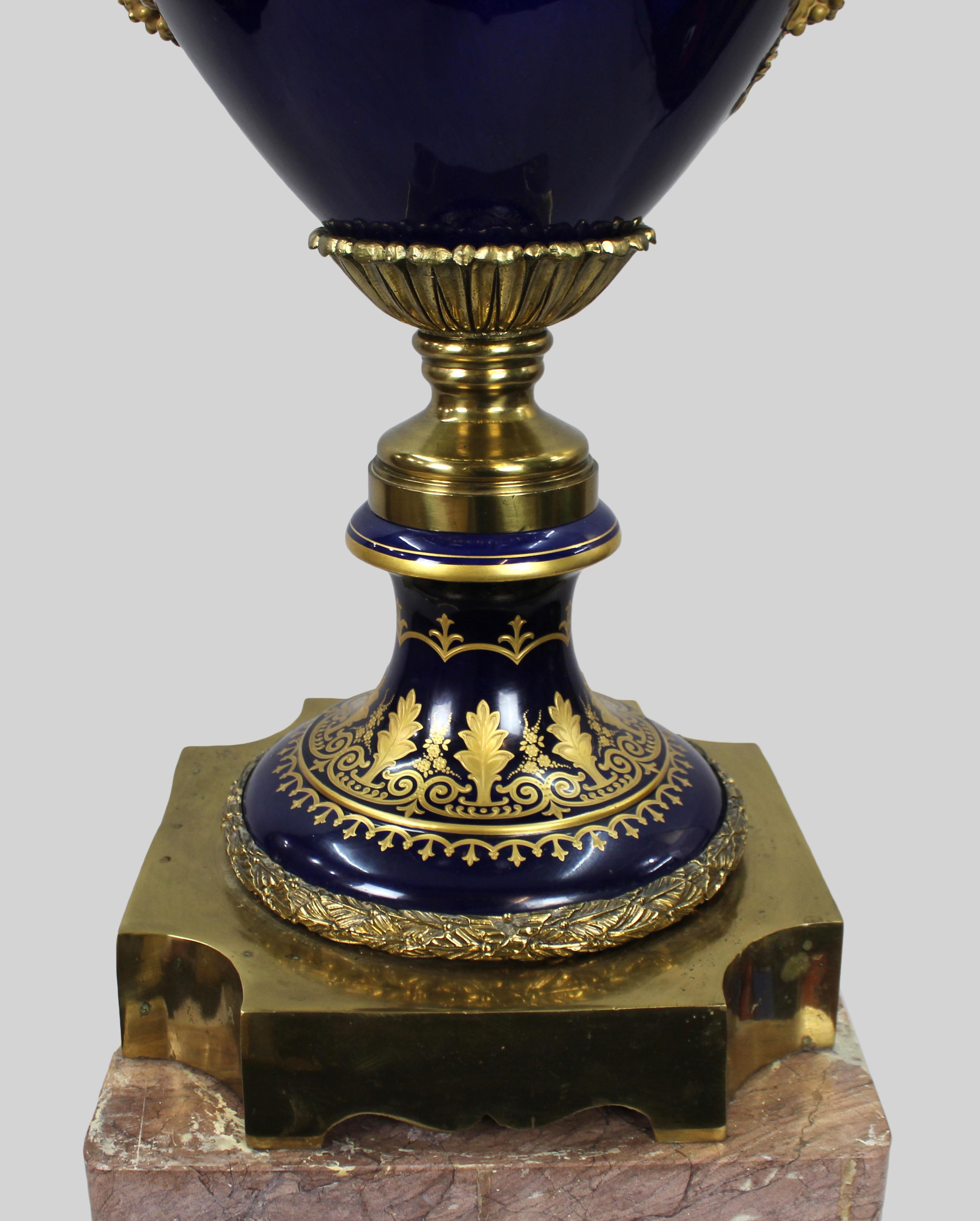 Pair of Impressive Cobalt Blue Gilt Rams Head Lidded Urns in vendita 7
