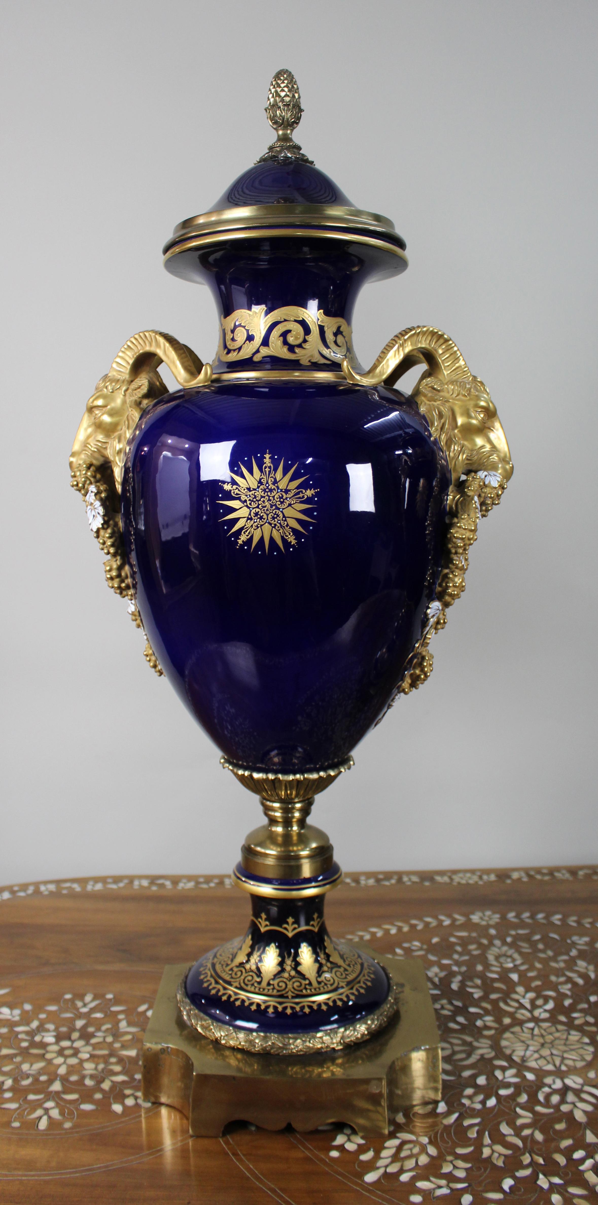 Coppia di imponenti urne con coperchio a testa di ariete in blu cobalto dorato in vendita 7