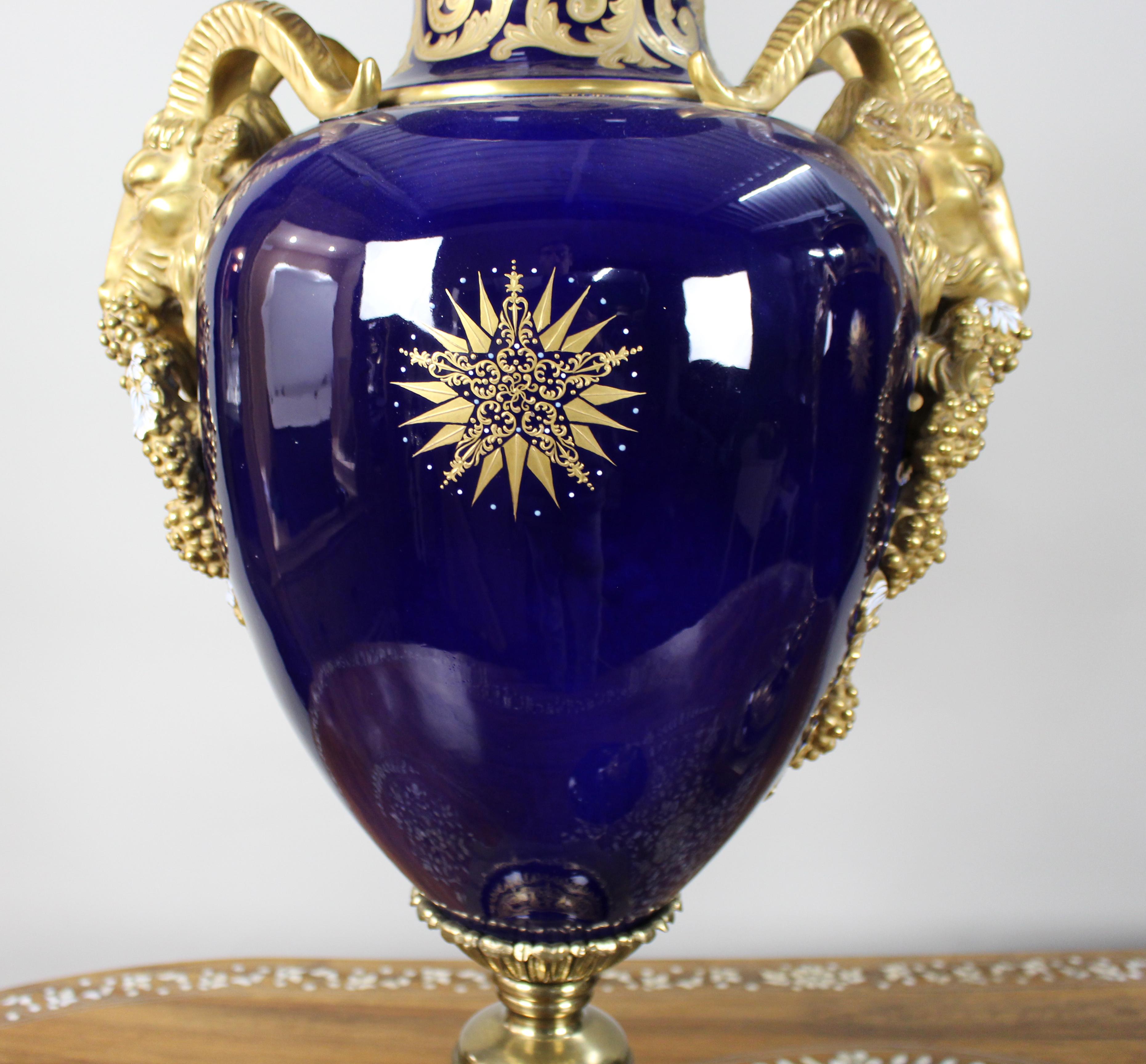 Coppia di imponenti urne con coperchio a testa di ariete in blu cobalto dorato in vendita 11