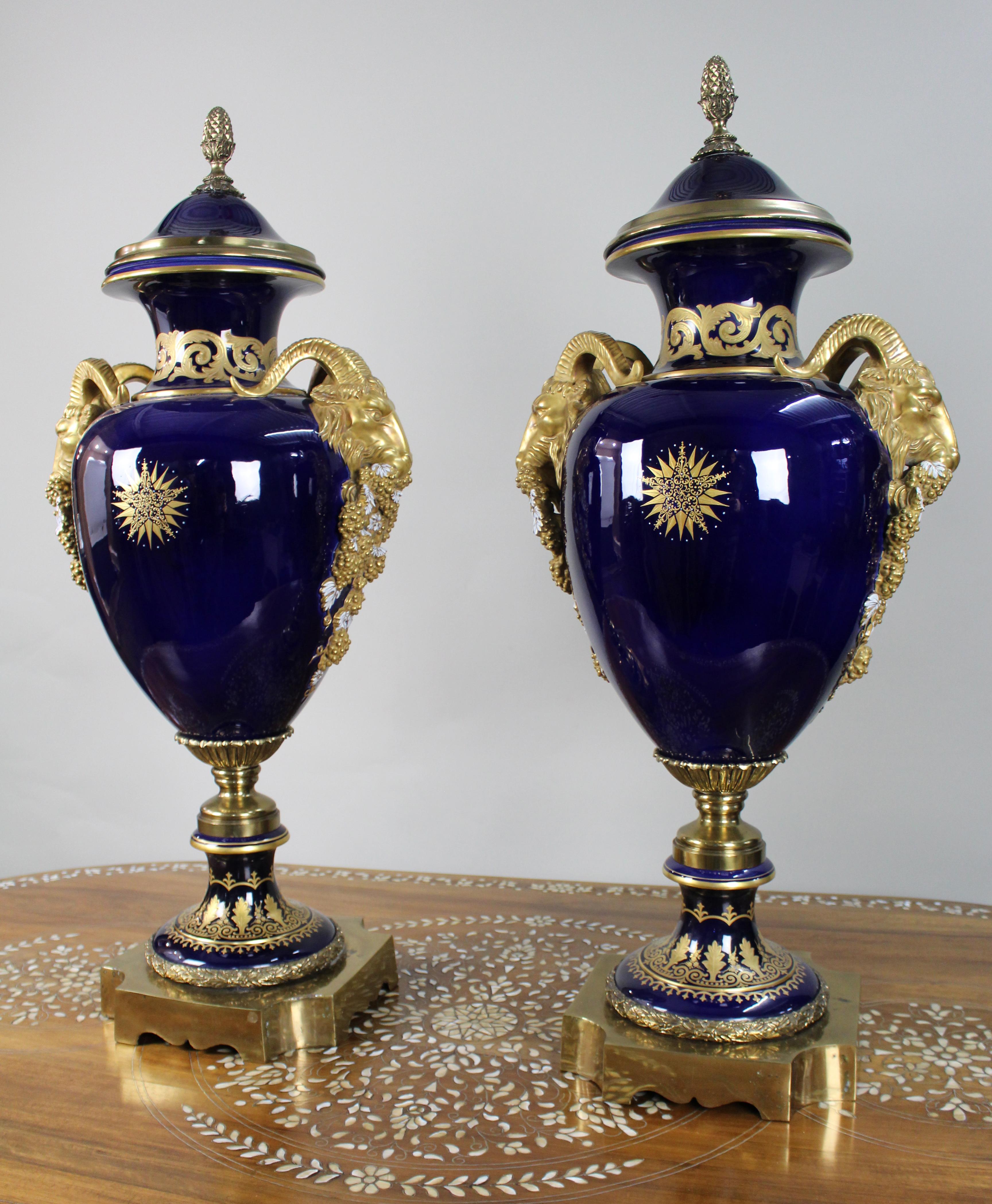Coppia di imponenti urne con coperchio a testa di ariete in blu cobalto dorato in vendita 13