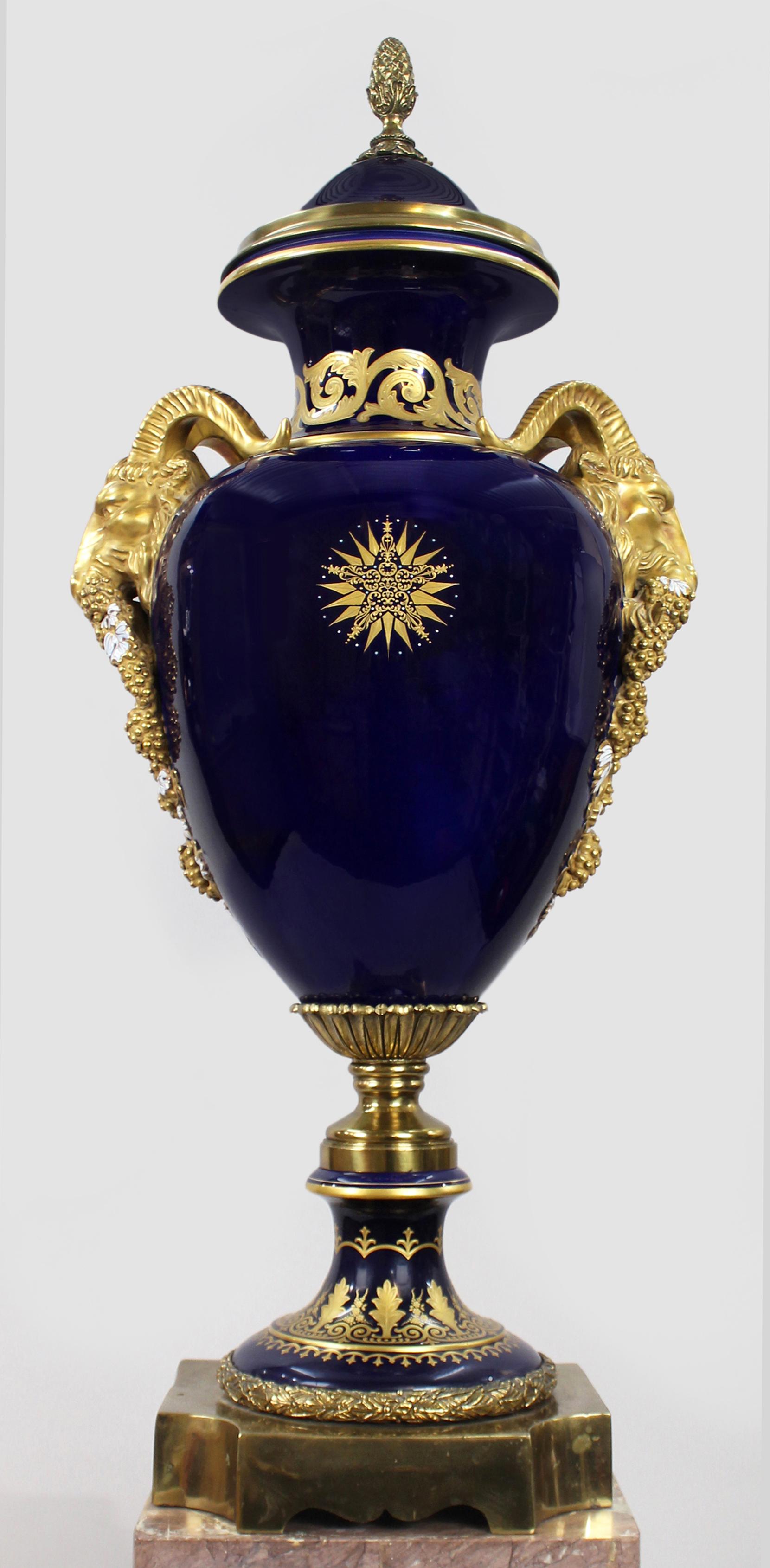 Pair of Impressive Cobalt Blue Gilt Rams Head Lidded Urns In condizioni buone in vendita a Worcester, GB