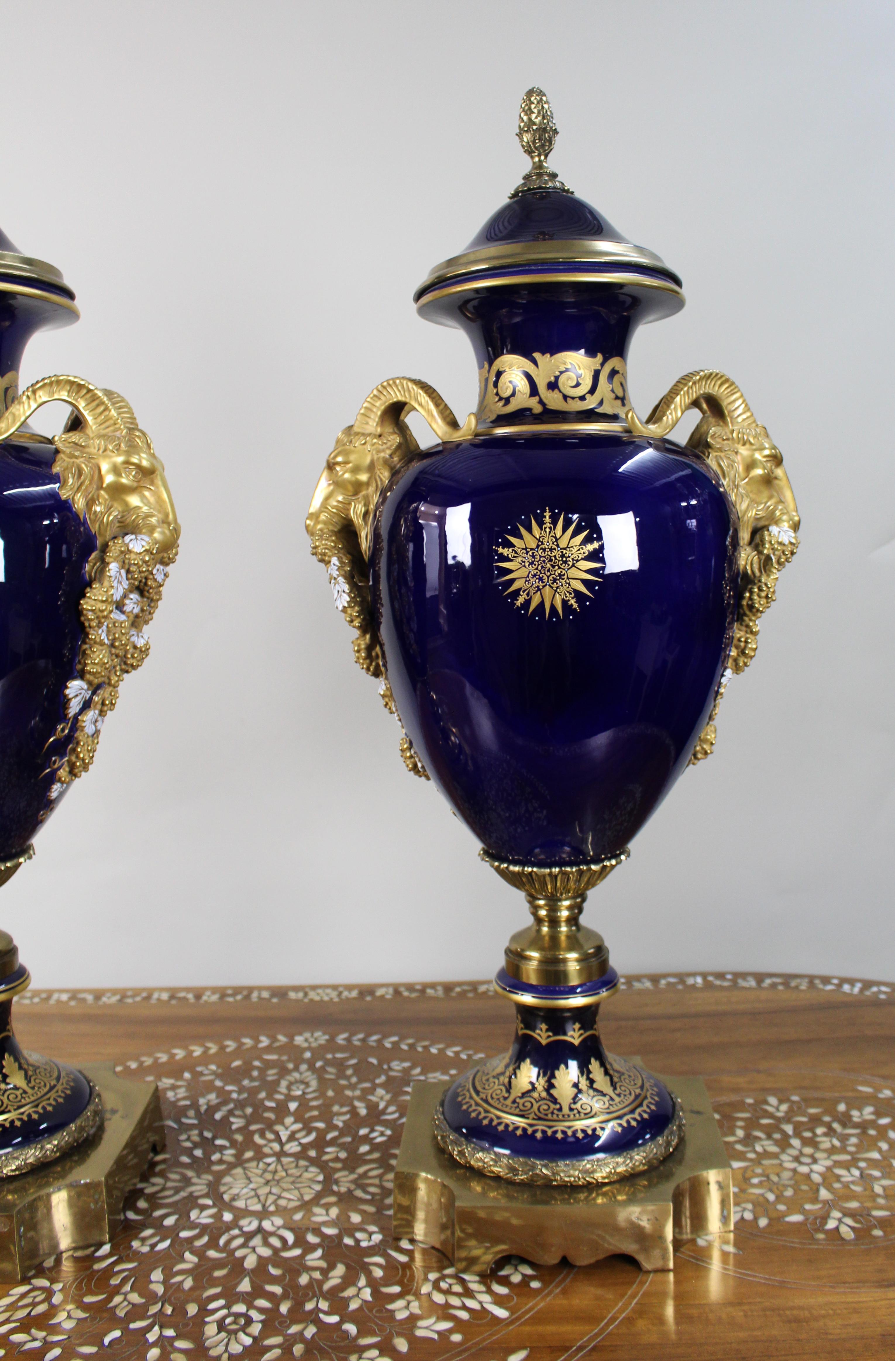 XX secolo Coppia di imponenti urne con coperchio a testa di ariete in blu cobalto dorato in vendita