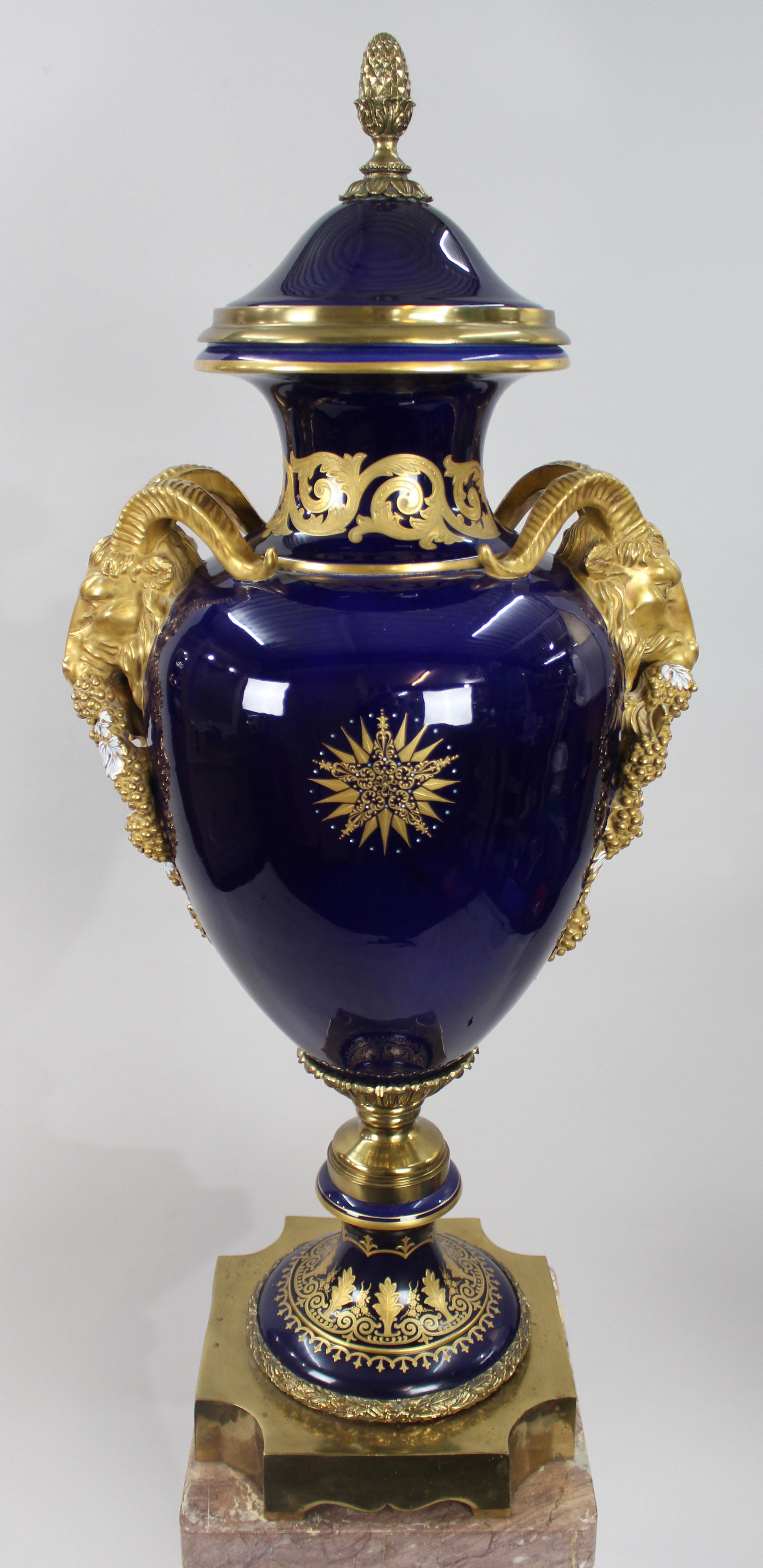 Porcellana Pair of Impressive Cobalt Blue Gilt Rams Head Lidded Urns in vendita