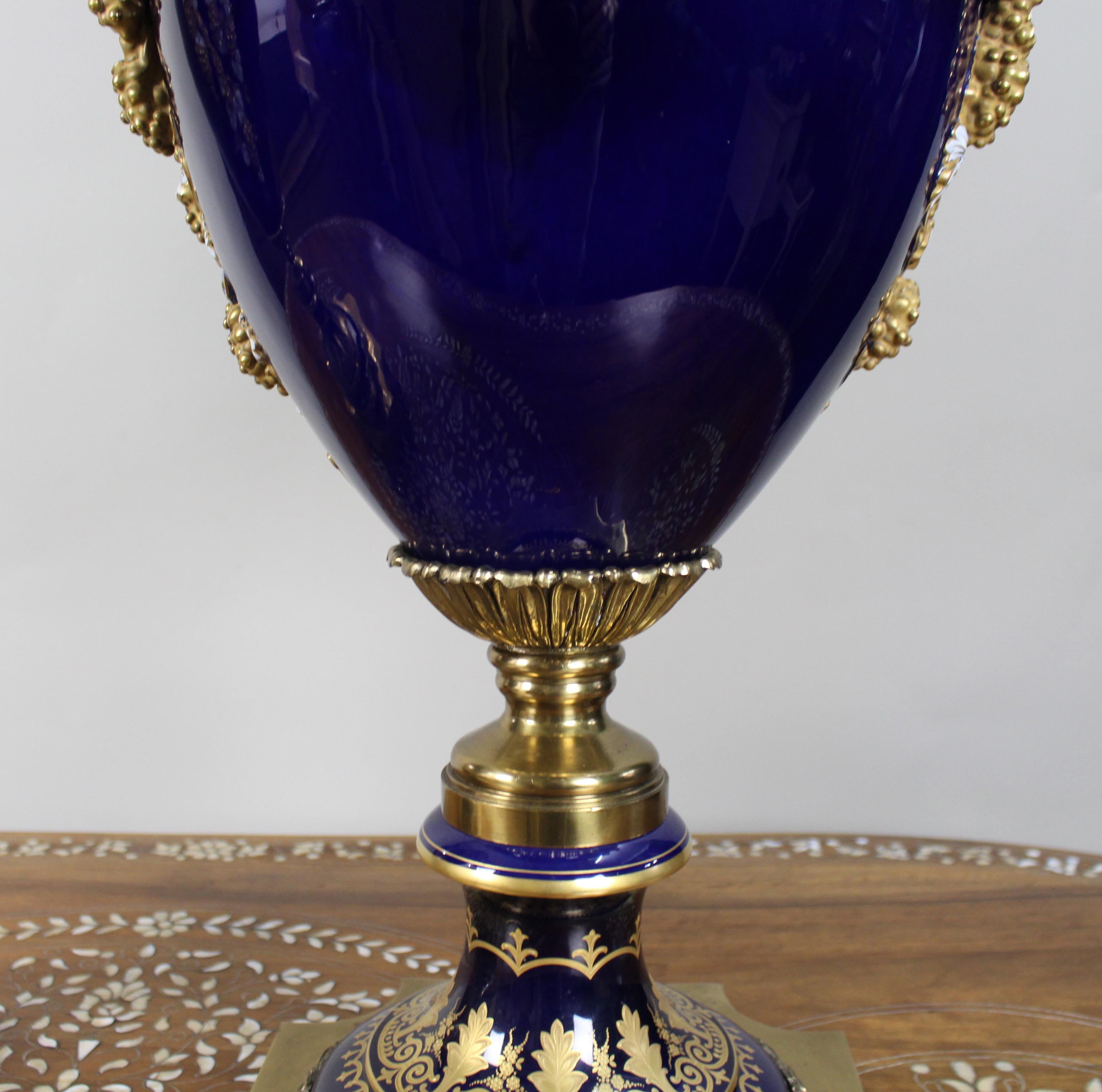 Coppia di imponenti urne con coperchio a testa di ariete in blu cobalto dorato in vendita 1