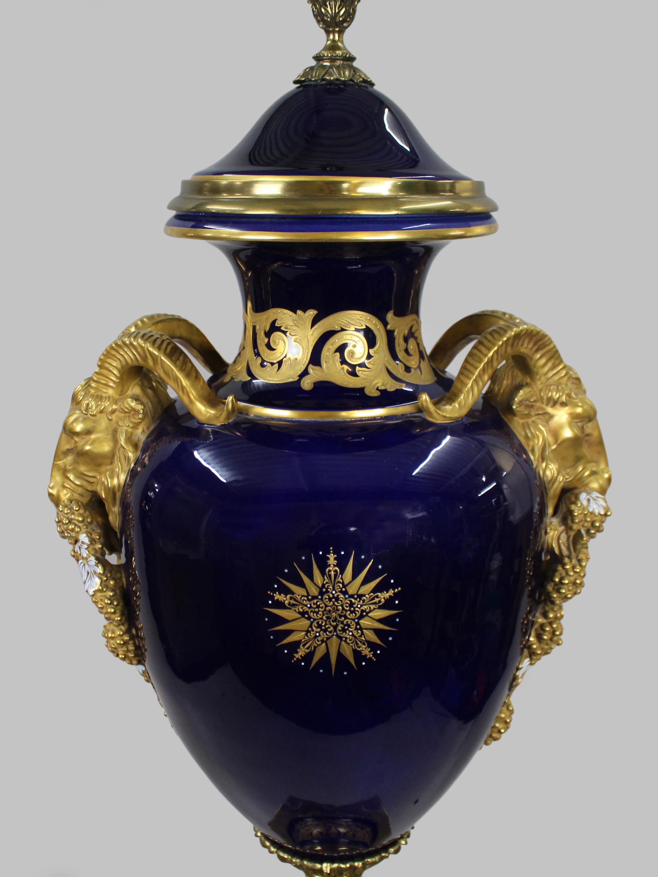 Pair of Impressive Cobalt Blue Gilt Rams Head Lidded Urns in vendita 3
