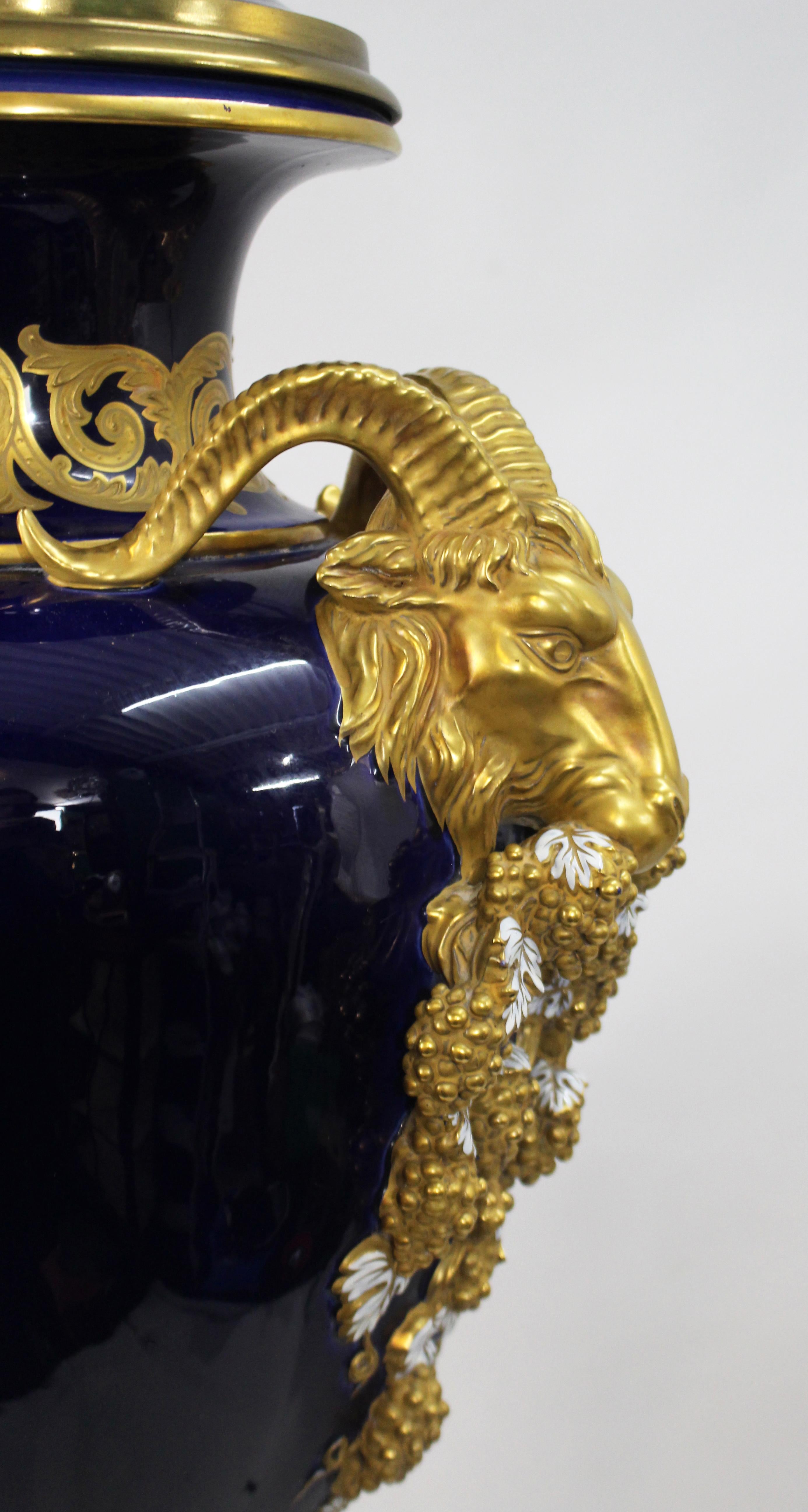 Pair of Impressive Cobalt Blue Gilt Rams Head Lidded Urns in vendita 4