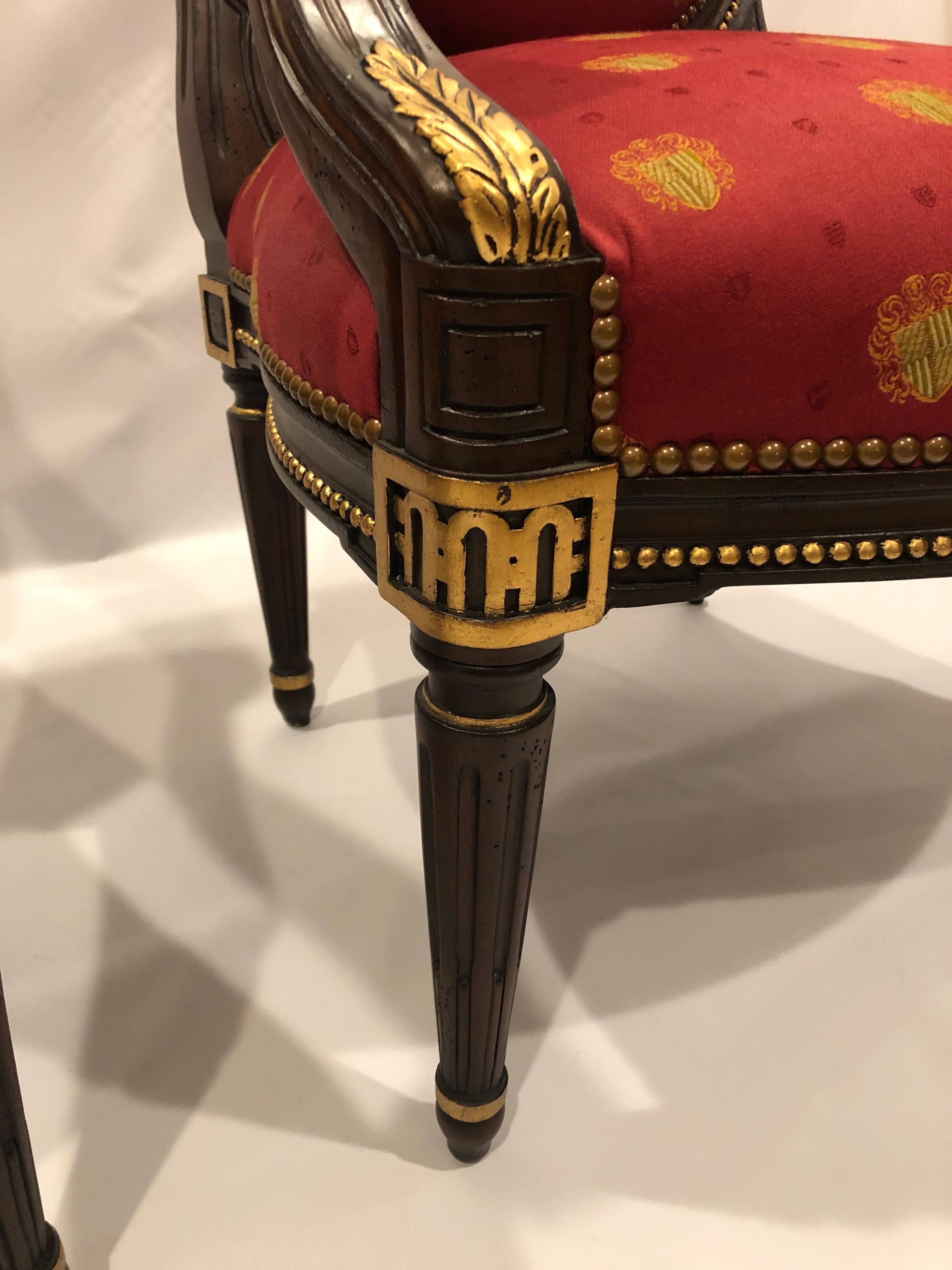 Zwei luxuriöse Sessel aus Nussbaumholz mit Blattgoldverzierungen und königlicher Polsterung mit Himbeer- und Goldschildmotiven. Maße: Arm Höhe 25,5.