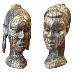 Ein Paar beeindruckende, handgeschnitzte afrikanische Büsten aus Hartholz