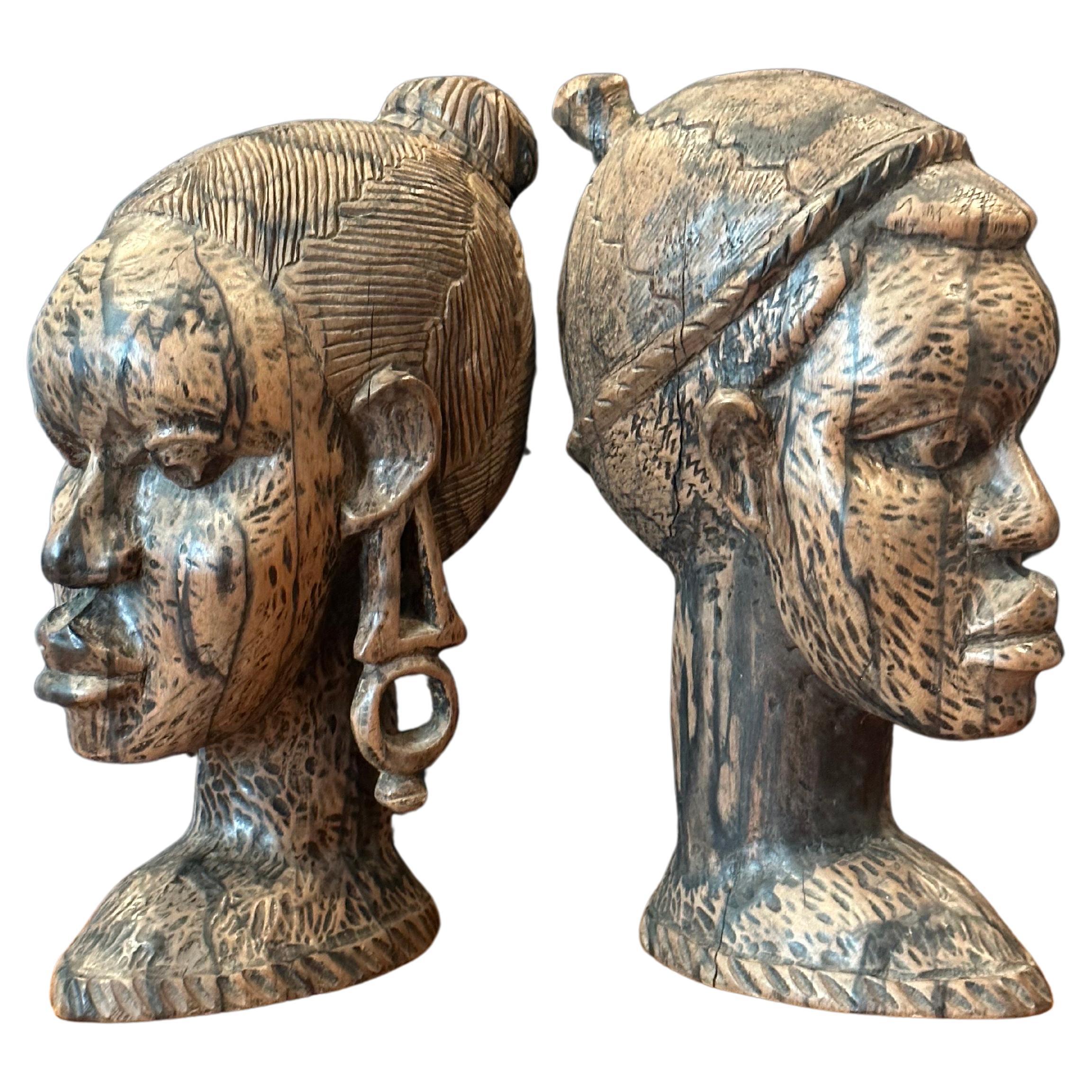 Paire d'impressionnants bustes africains en bois de feuillus sculptés à la main