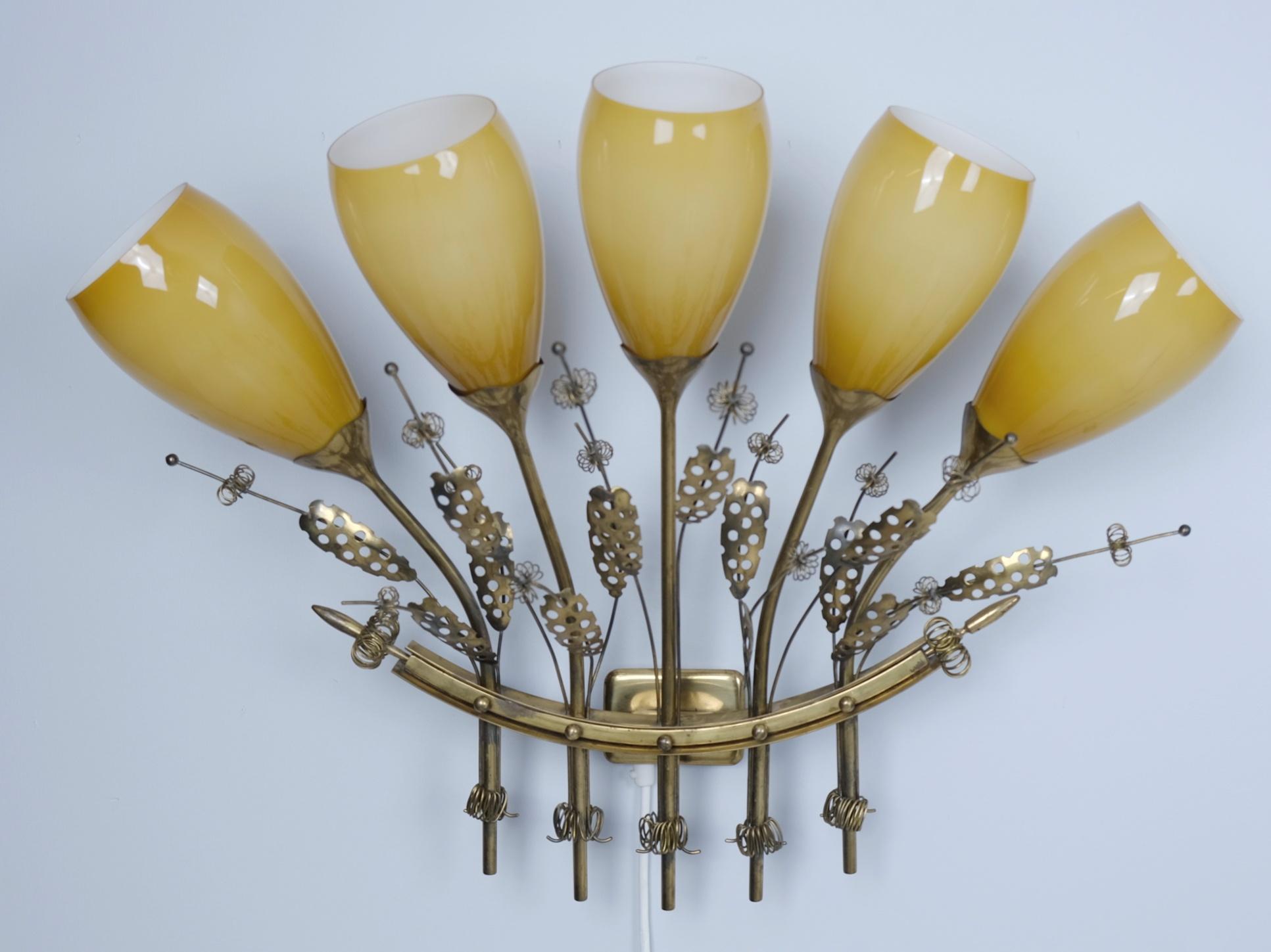 Paire d'impressionnantes et grandes lampes murales commandées par Paavo Tynell, Taito, c. C. années 1950 en vente 7