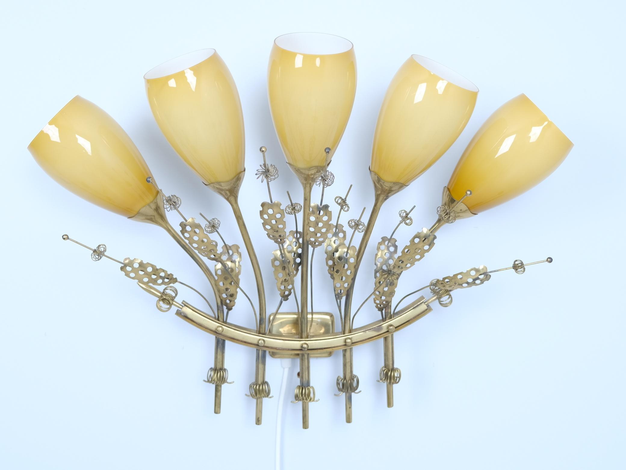 Paire d'impressionnantes et grandes lampes murales commandées par Paavo Tynell, Taito, c. C. années 1950 en vente 8