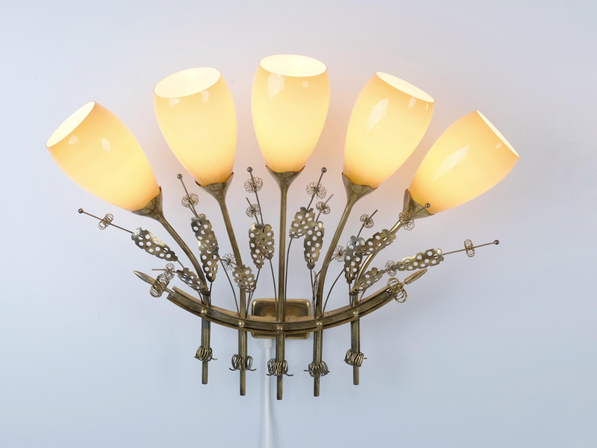 Scandinave moderne Paire d'impressionnantes et grandes lampes murales commandées par Paavo Tynell, Taito, c. C. années 1950 en vente