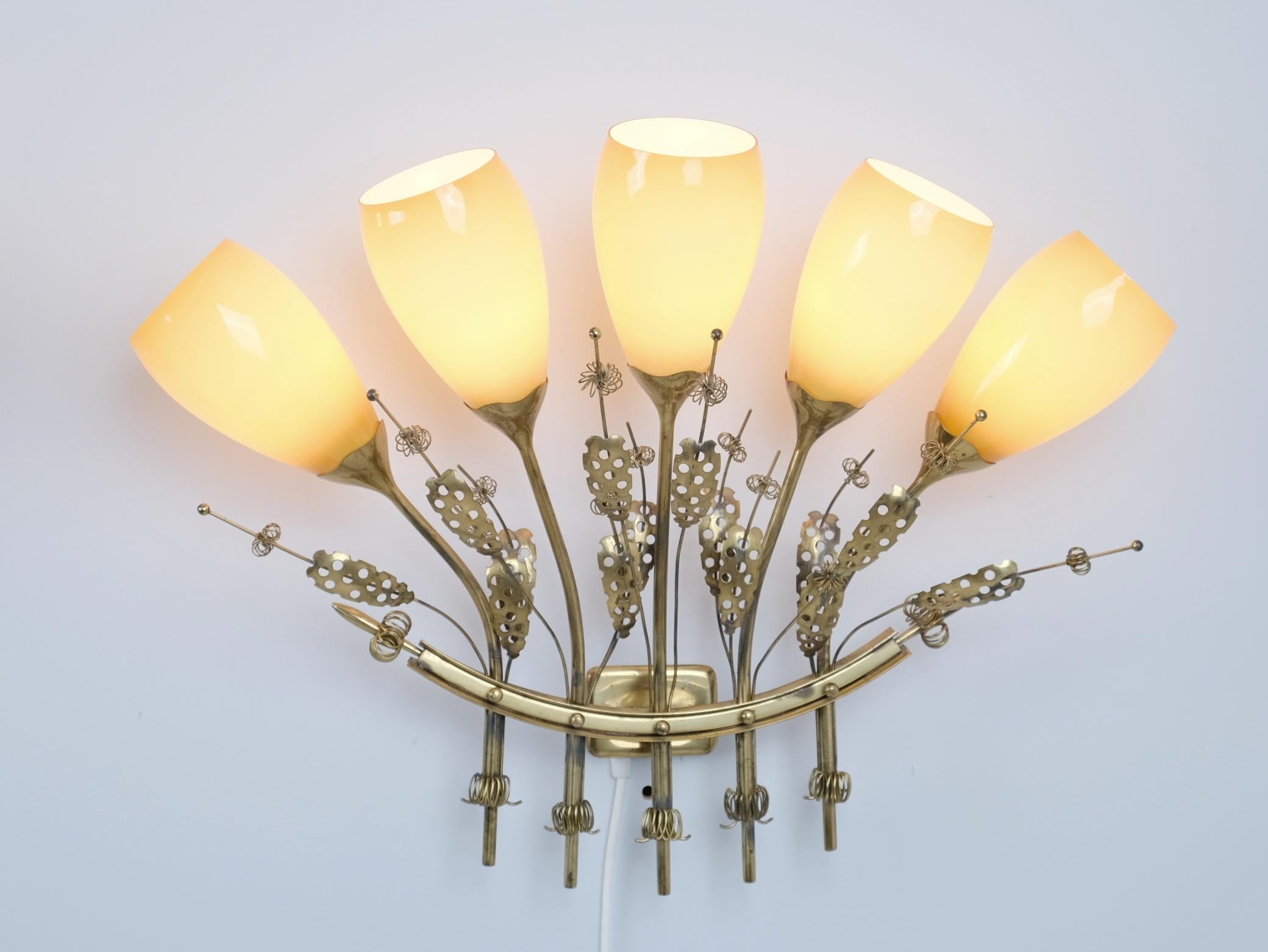 Finlandais Paire d'impressionnantes et grandes lampes murales commandées par Paavo Tynell, Taito, c. C. années 1950 en vente